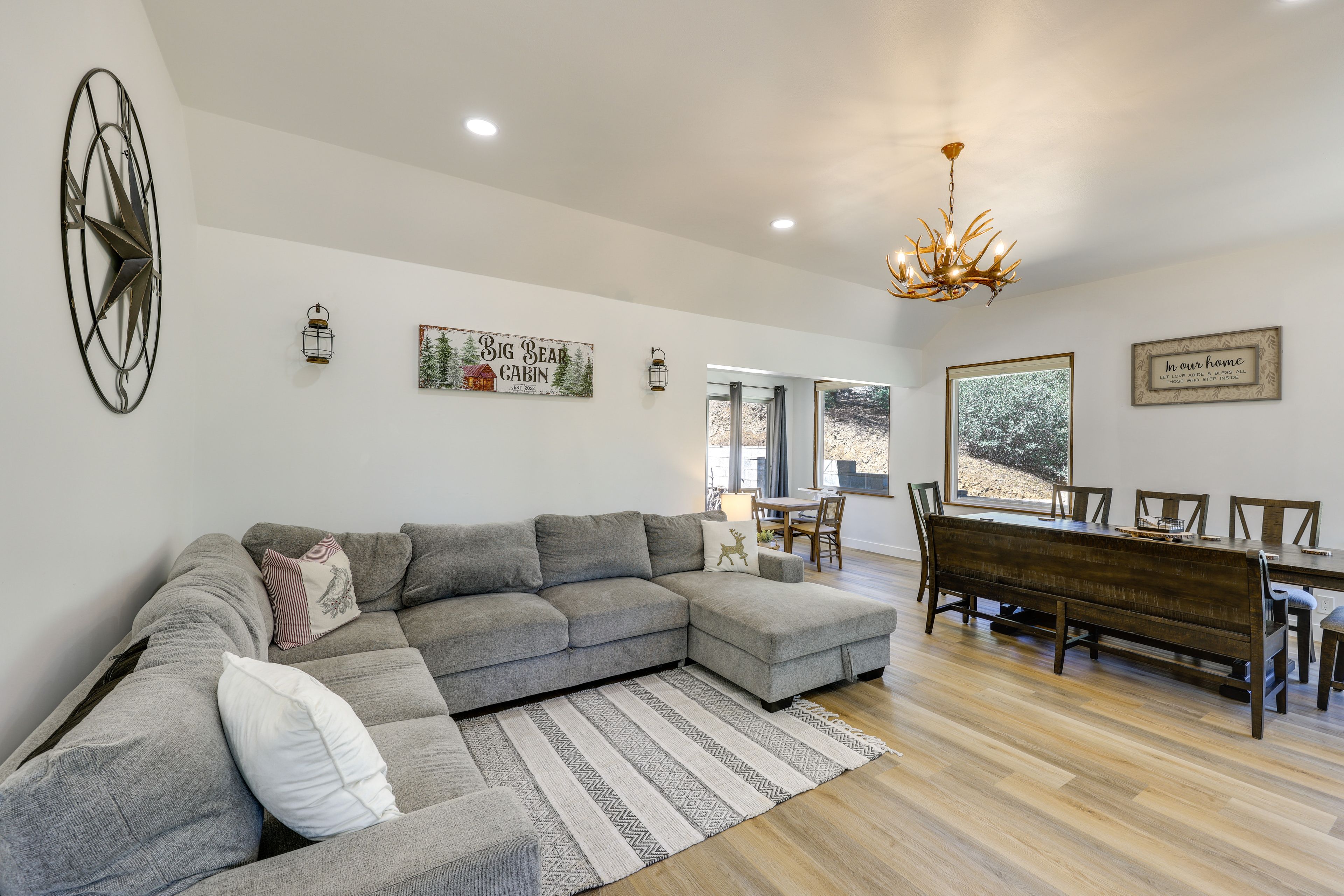 Living Room | Single-Story Home | Open Floor Plan | 2 Twin Rollaway Beds