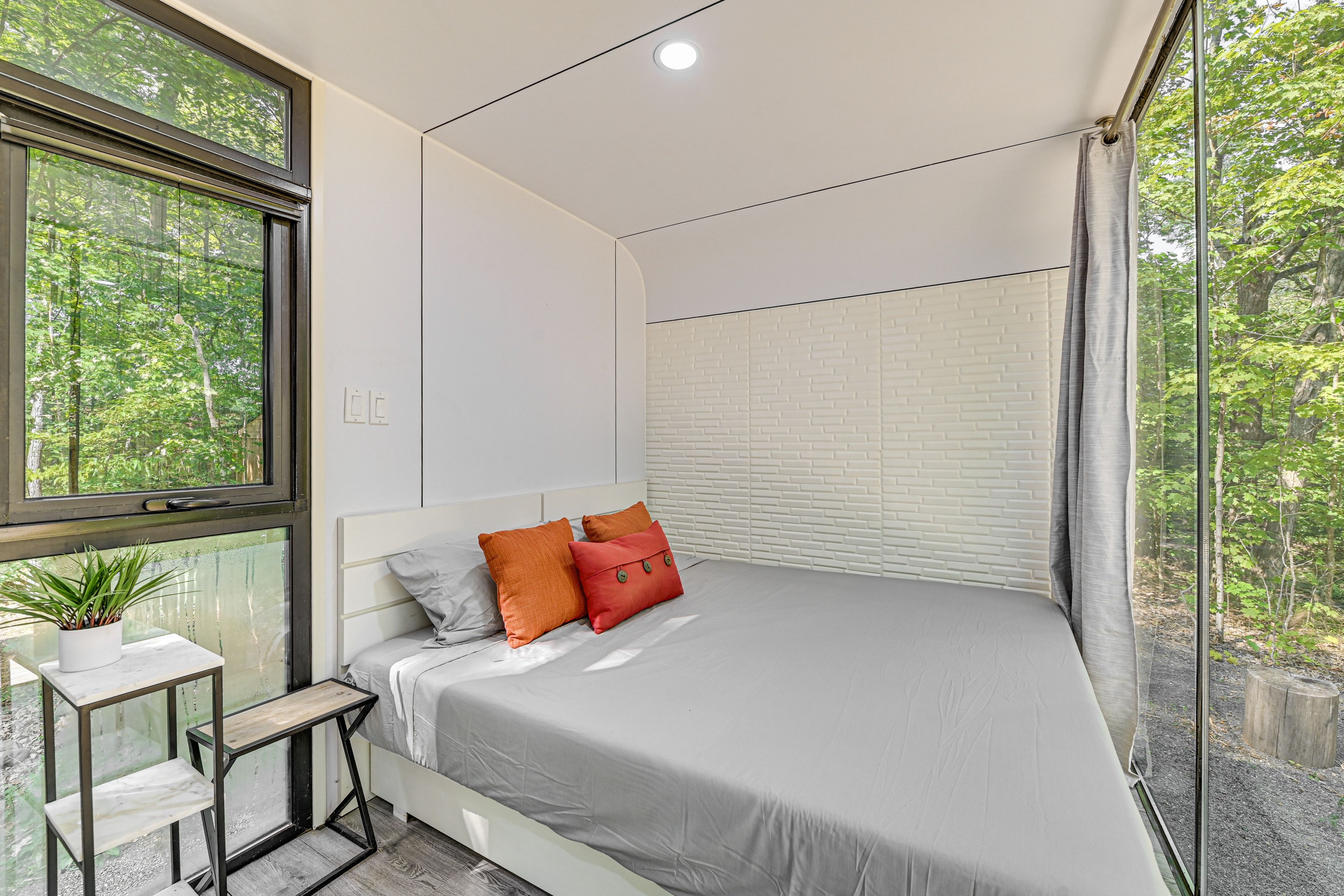 Bedroom | Queen Bed | Linens Provided