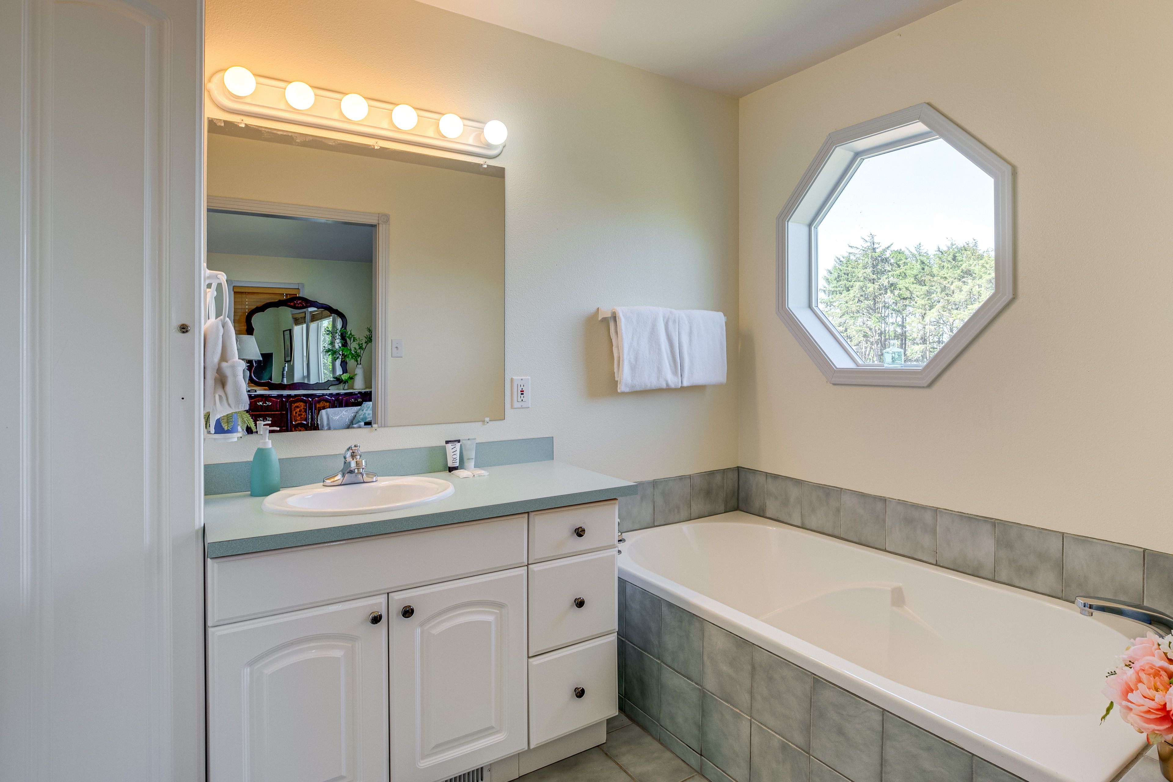 En-Suite Bathroom | 3rd Floor | Walk-In Shower | Towels Provided