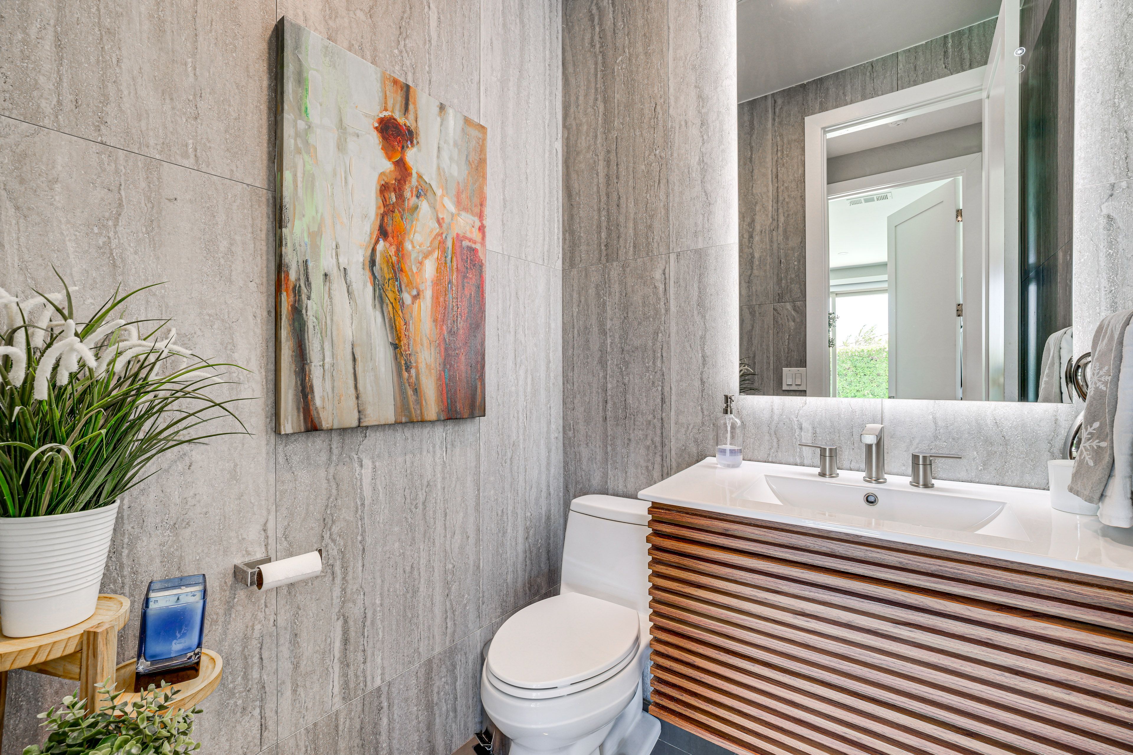 Half Bathroom | 1st Floor | Towels Provided