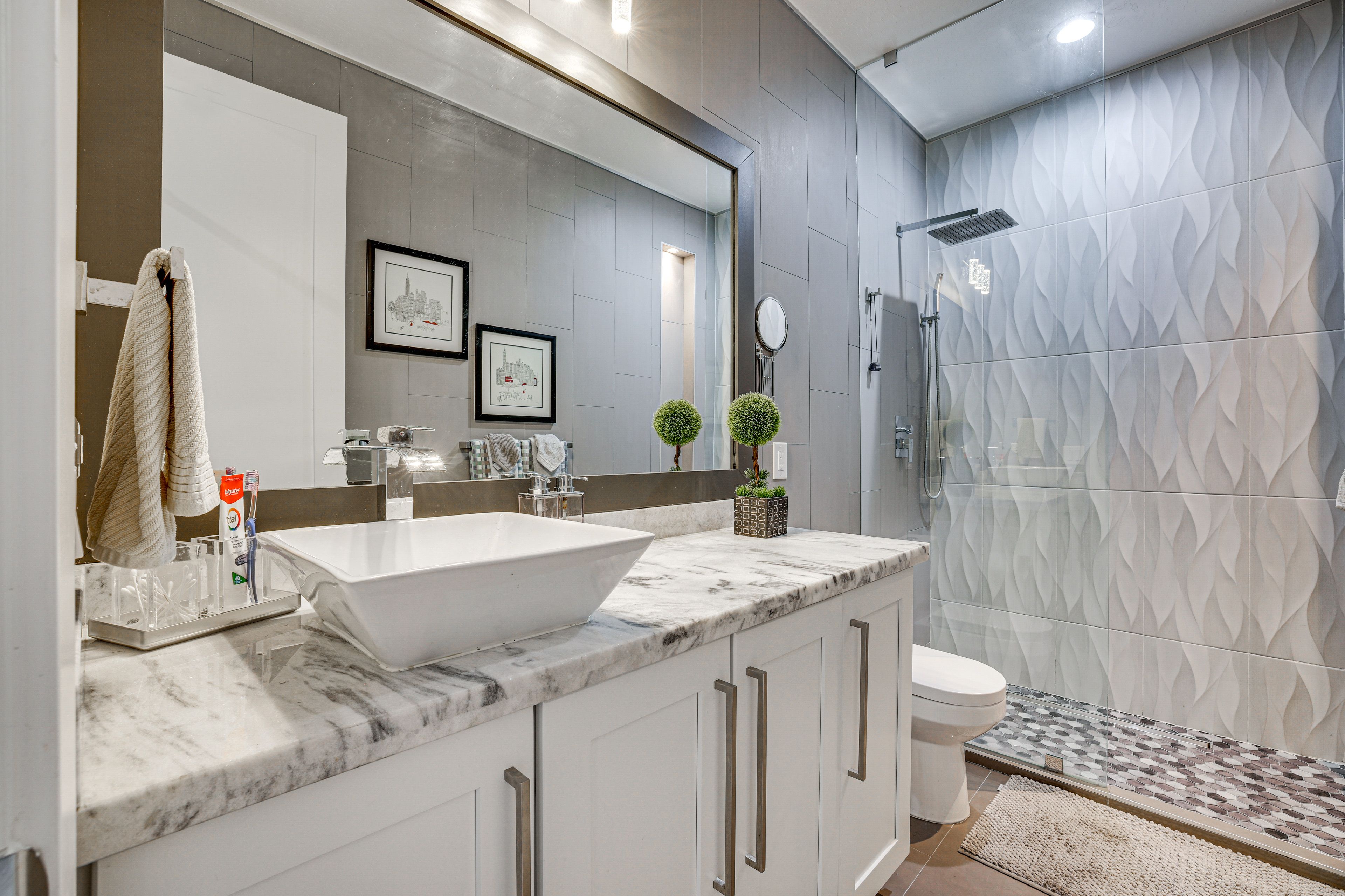 Full Bathroom | 2nd Floor | Towels Provided