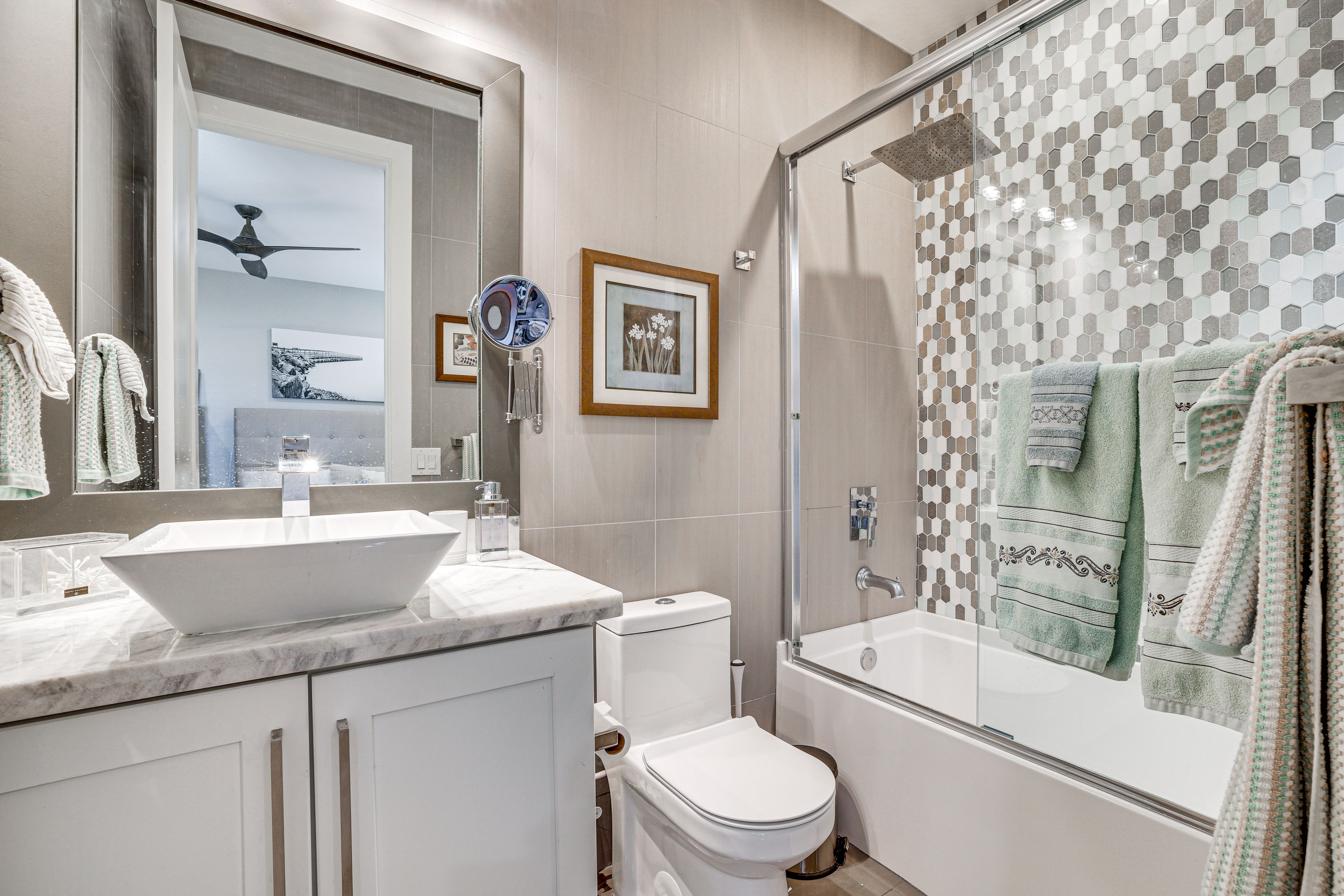 Full Bathroom | 2nd Floor | Towels Provided