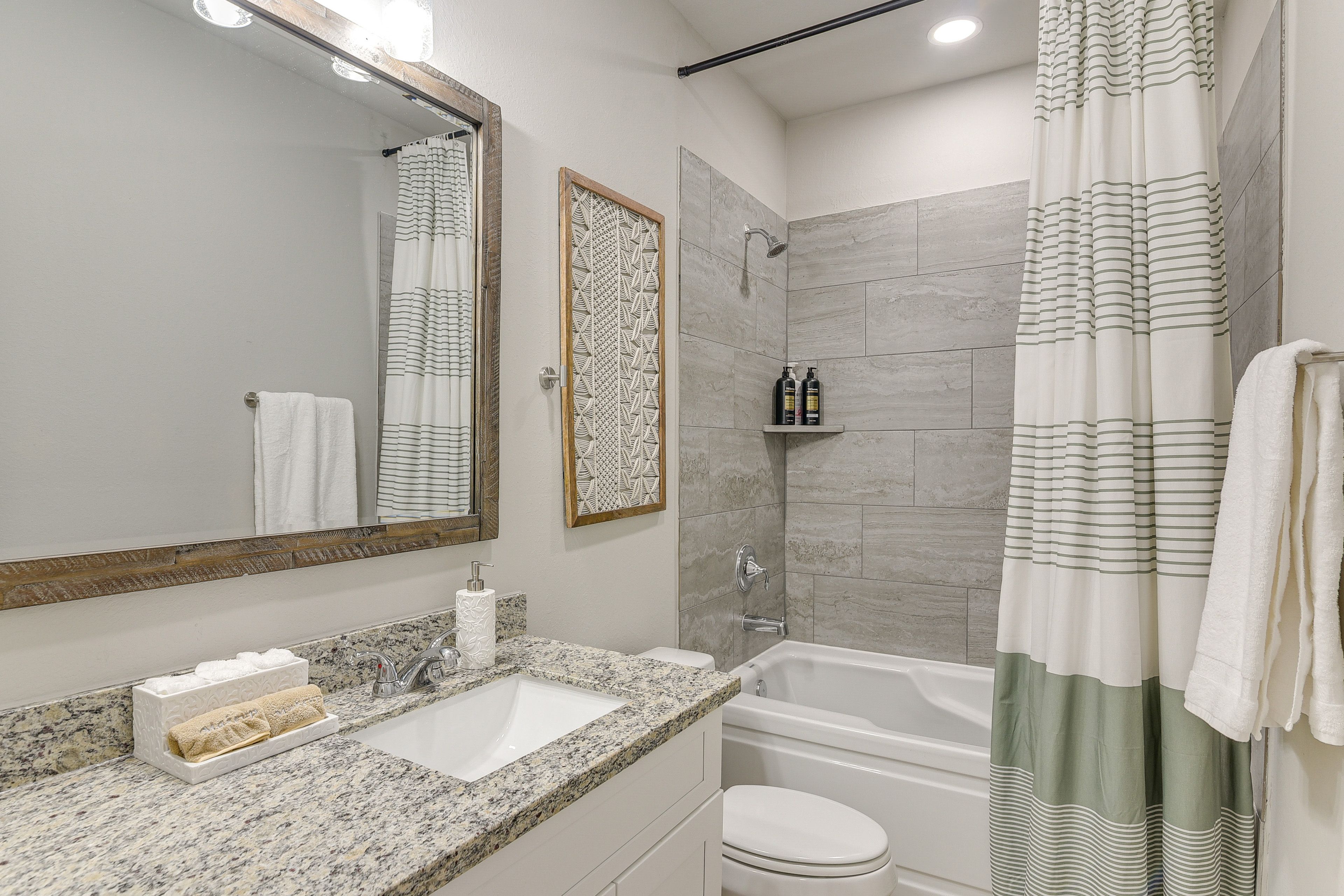 Full Bathroom | 2nd Floor | Complimentary Toiletries