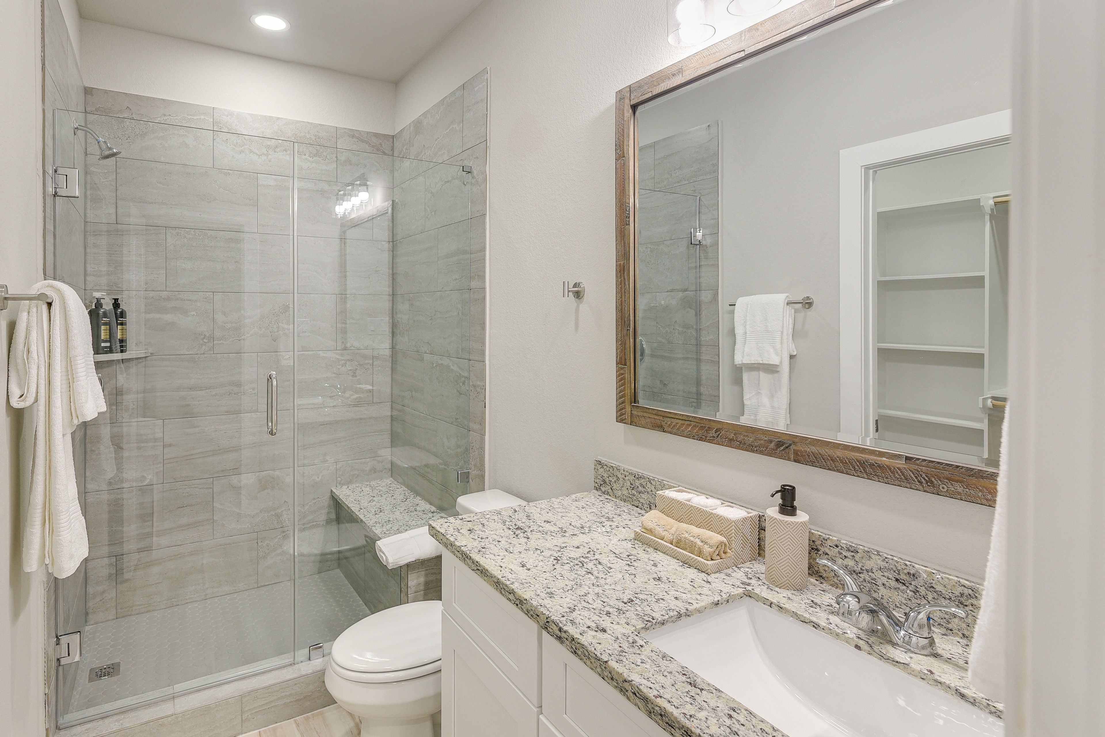 Full Bathroom | 2nd Floor | Towels Provided