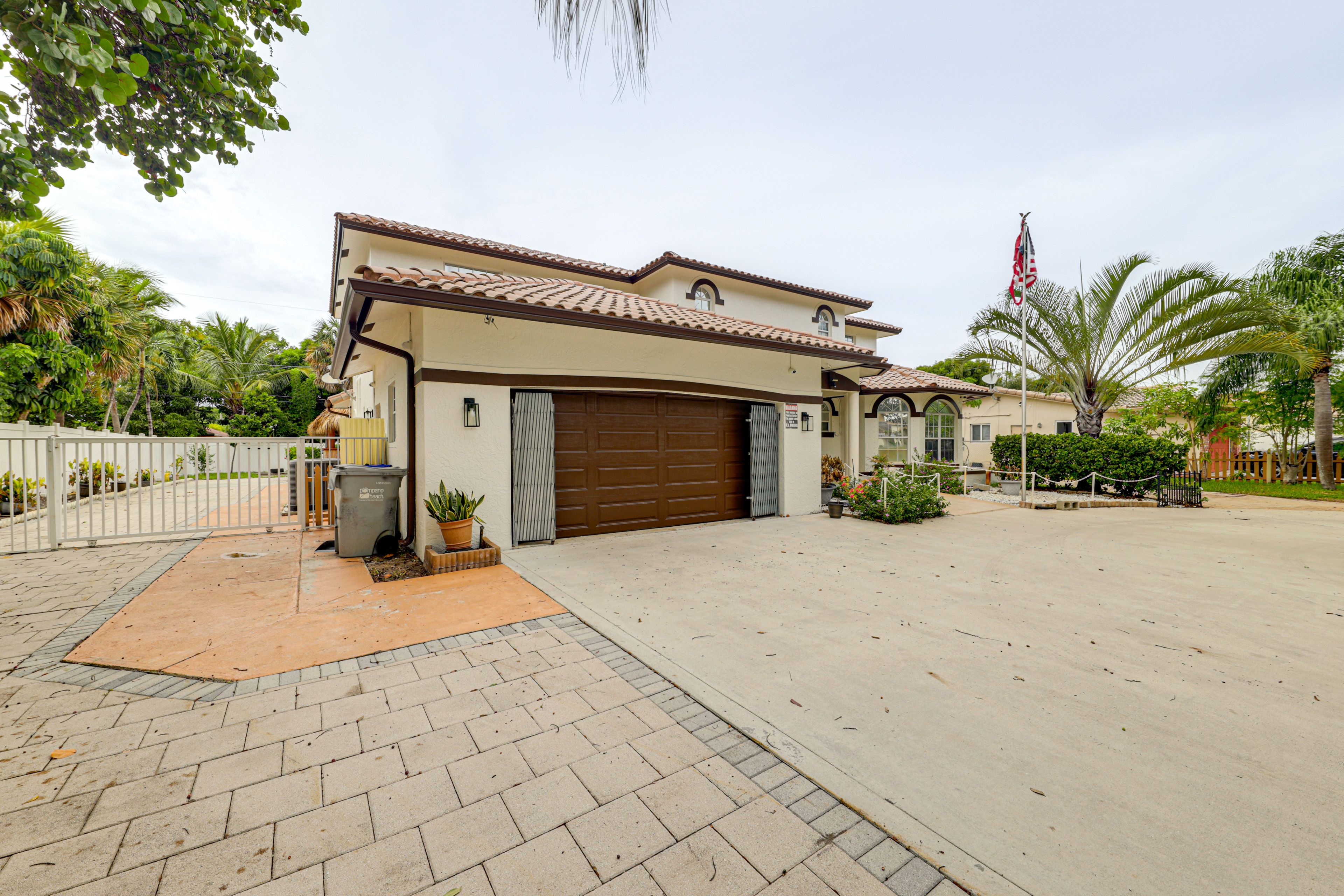 Parking | Driveway (6 Vehicles)