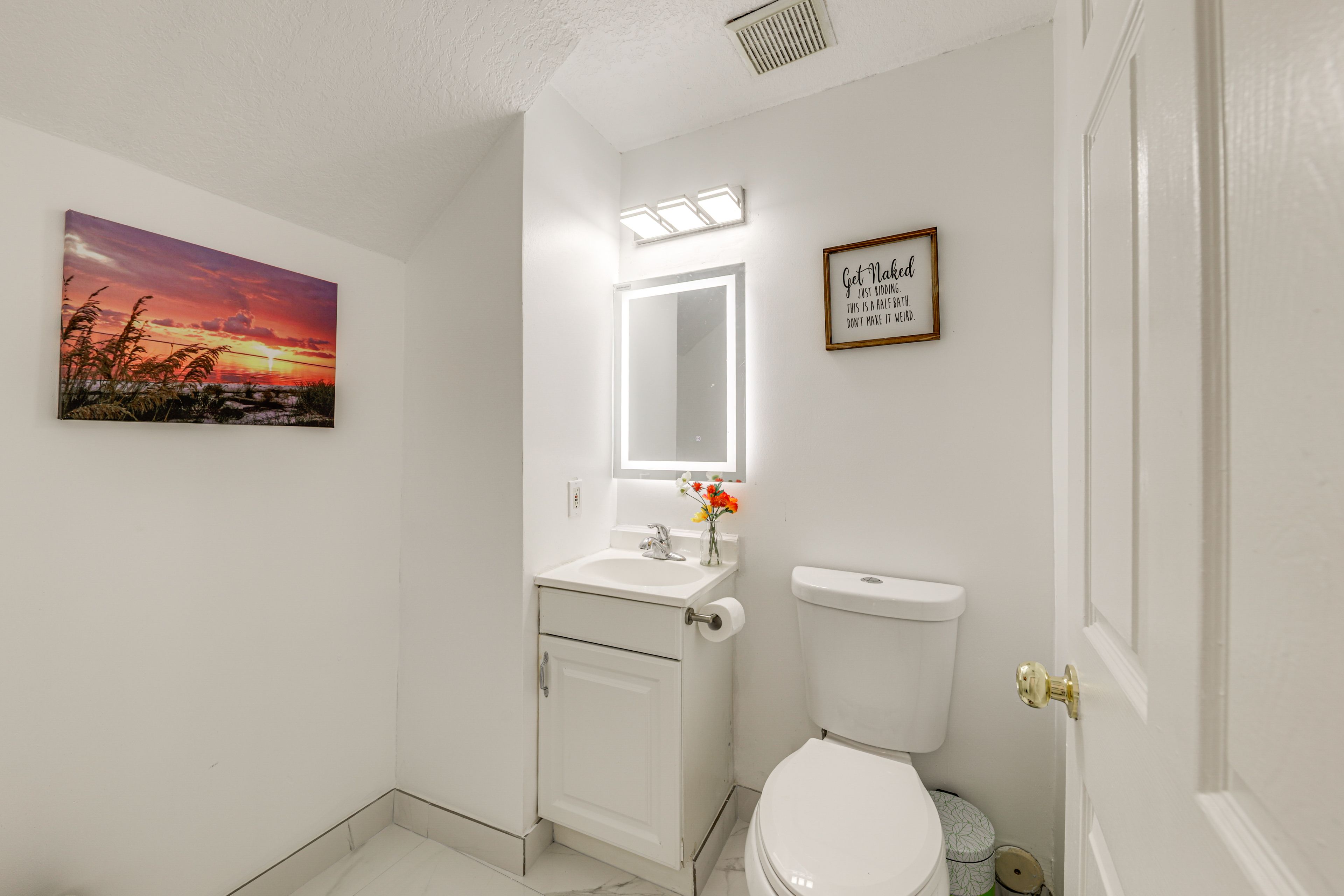 Half Bathroom | 1st Floor | Complimentary Toiletries | Towels Provided