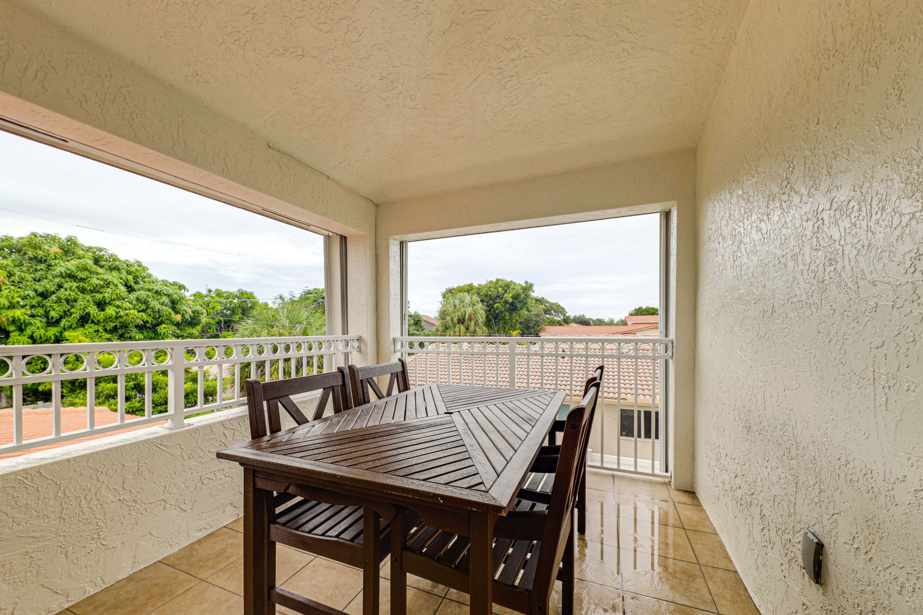 Balcony | Outdoor Dining Area