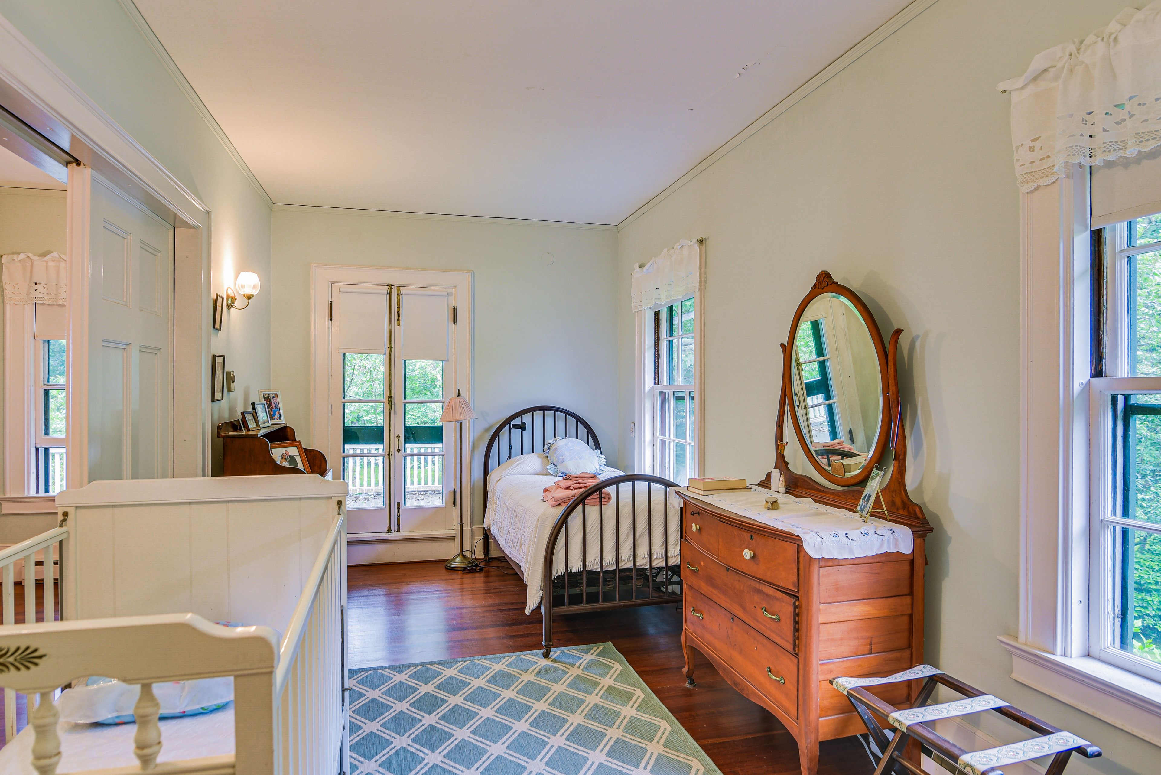 Bedroom 2 | Twin Bed | Crib | 2nd Floor