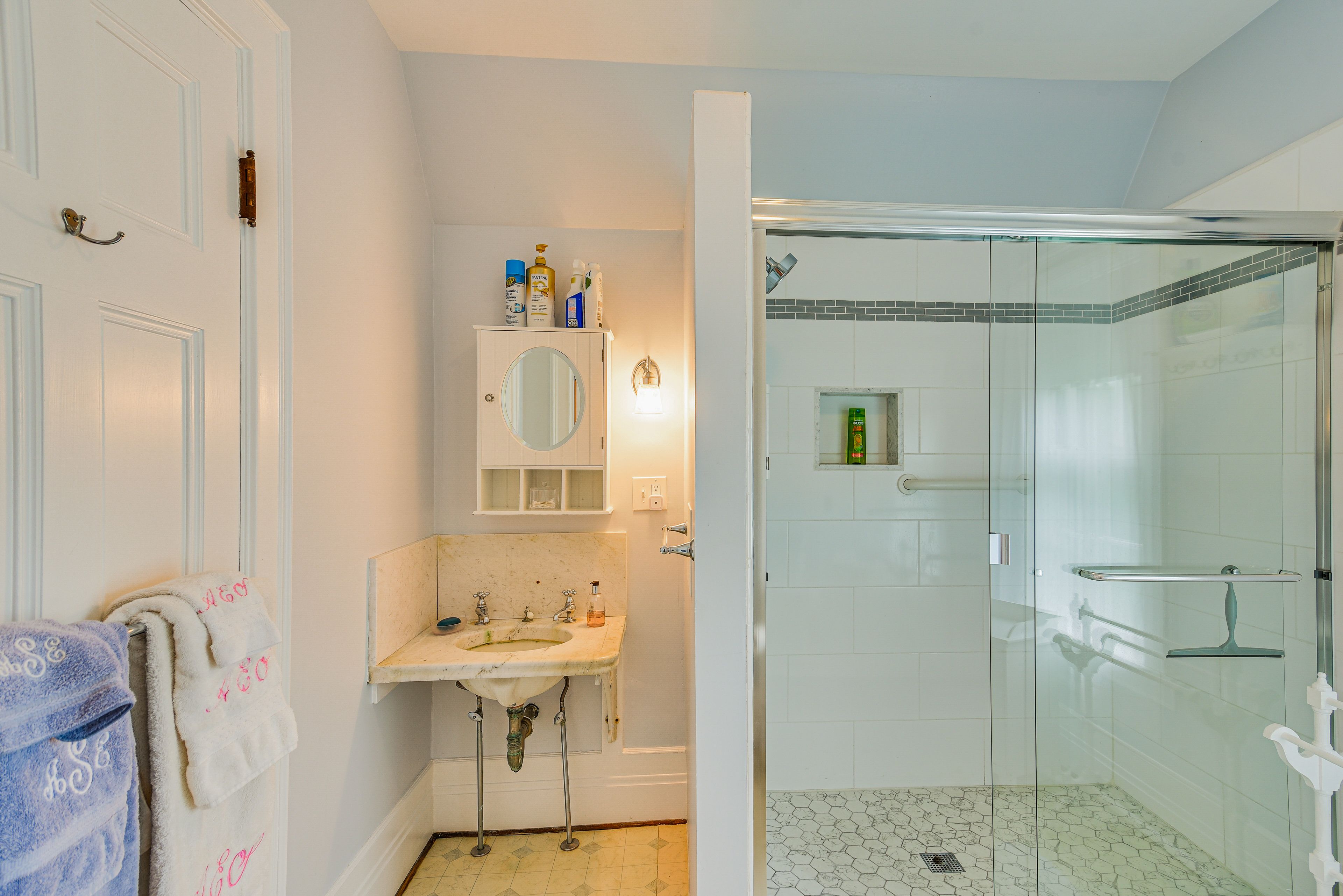 Full Bathroom | 3rd Floor