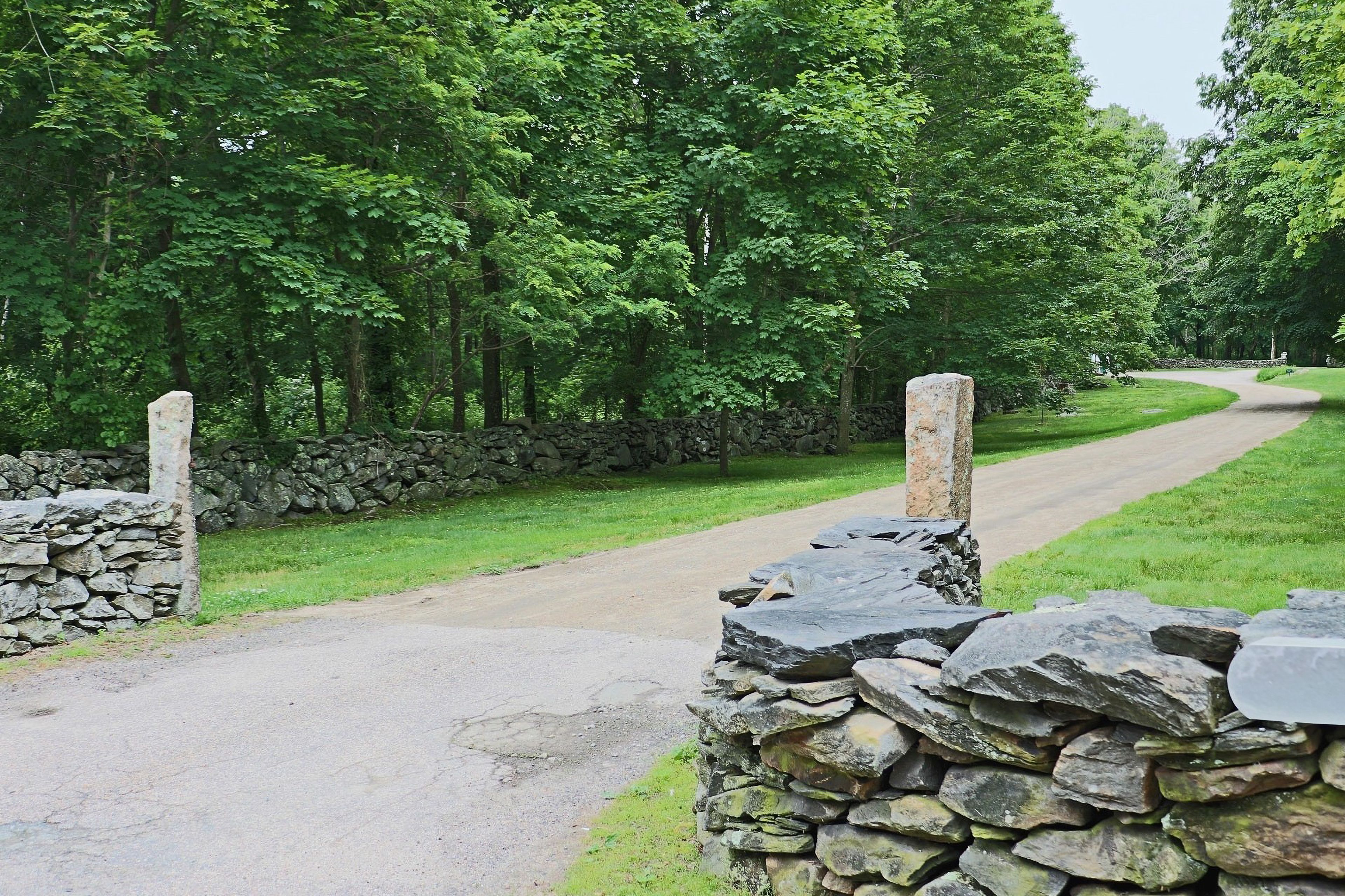 Parking | Driveway (12 Vehicles)
