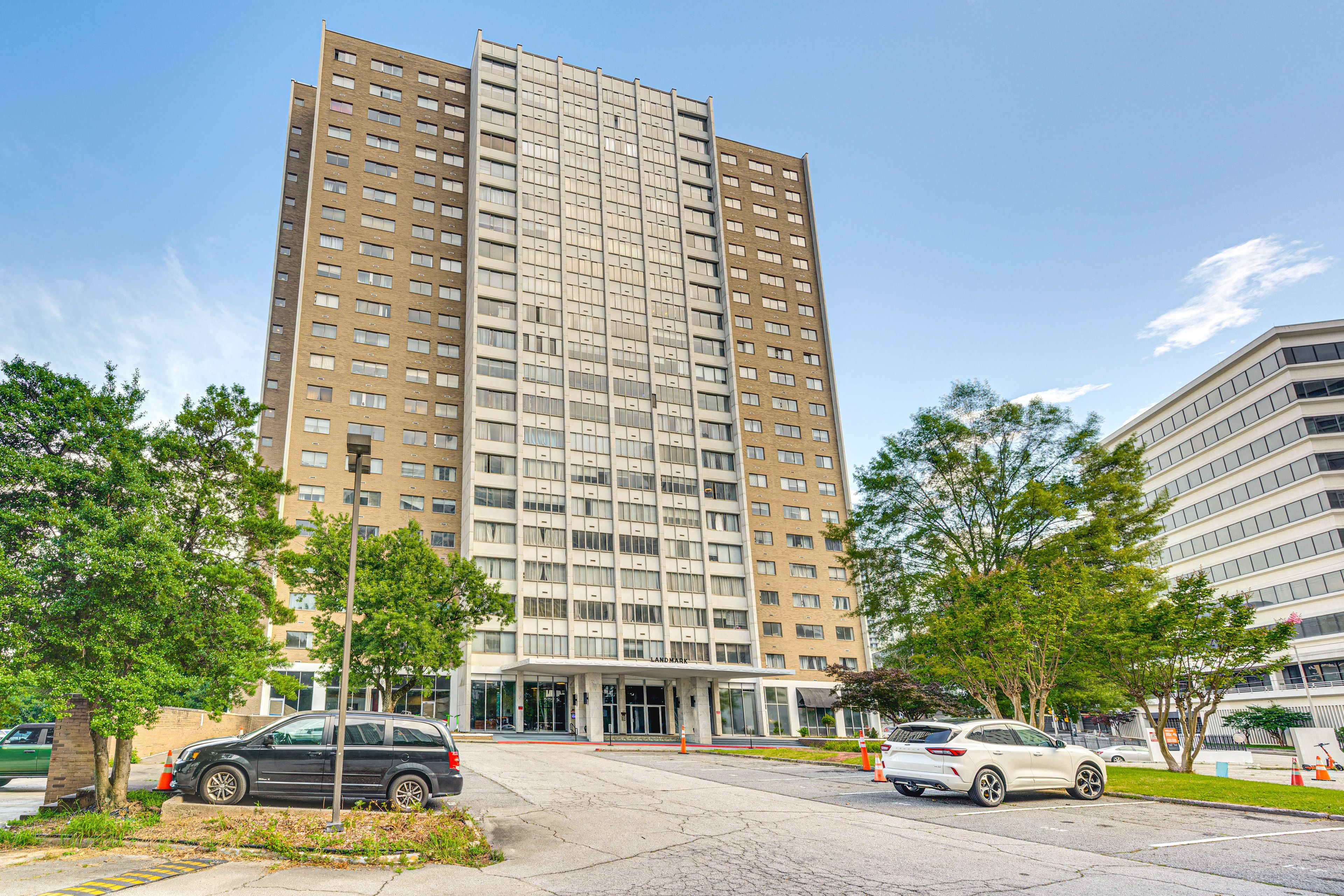 Building Exterior | 15th-Floor Unit