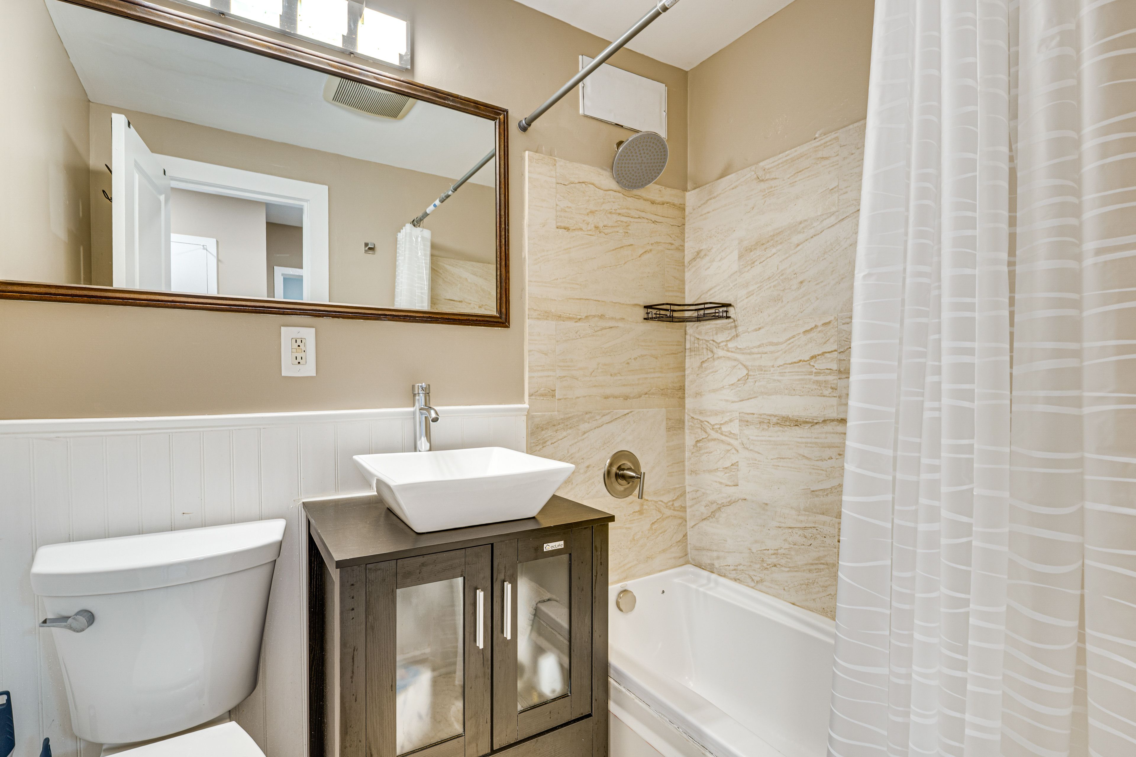 Full Bathroom | Towels Provided