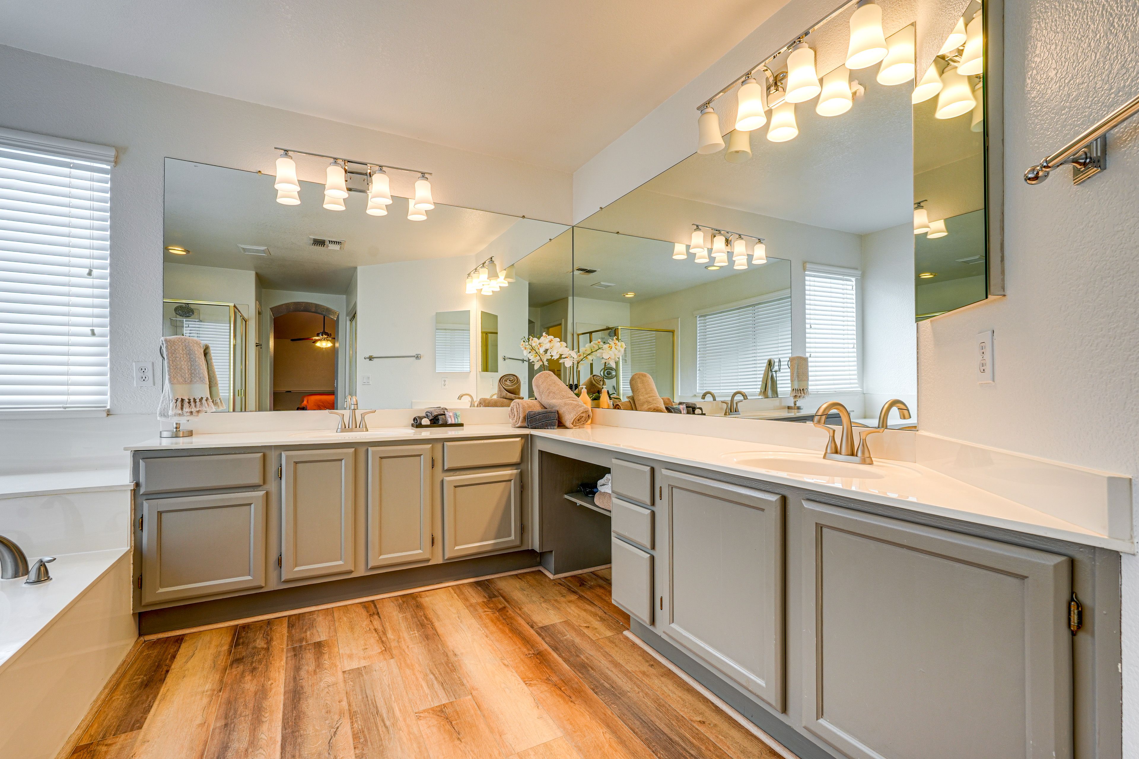 En-Suite Bathroom | 2nd Floor | Walk-In Closet | Towels Provided