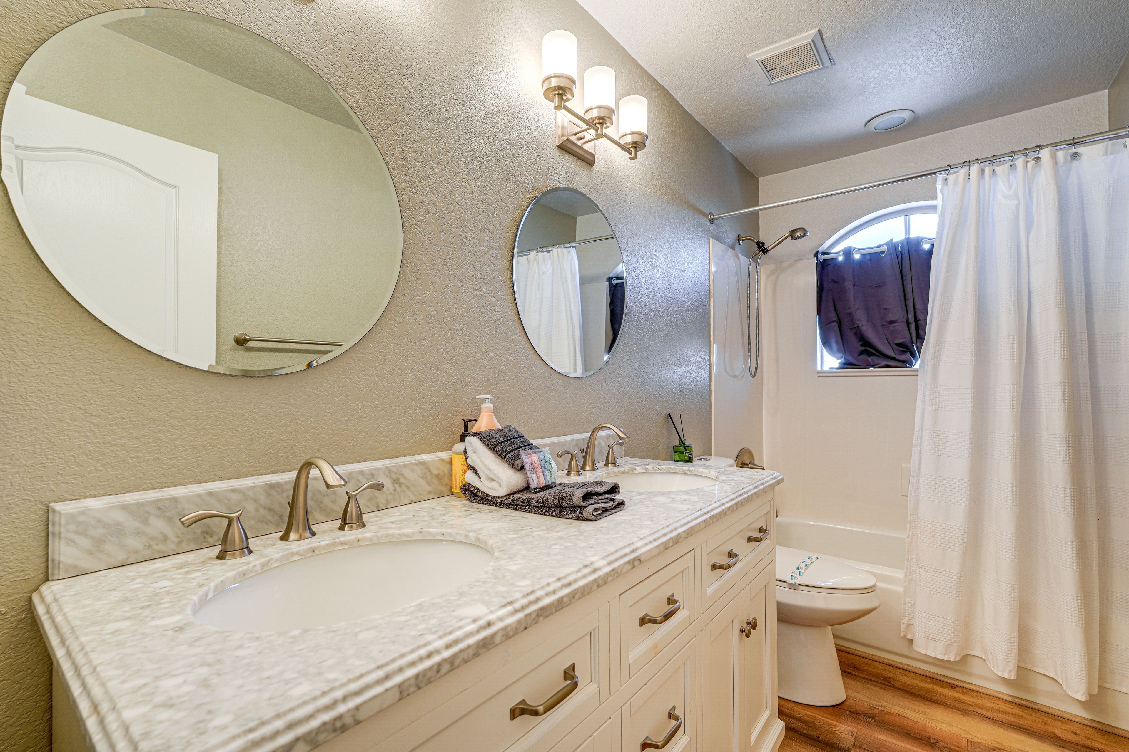 Full Bathroom | 2nd Floor | Complimentary Toiletries | Hair Dryer