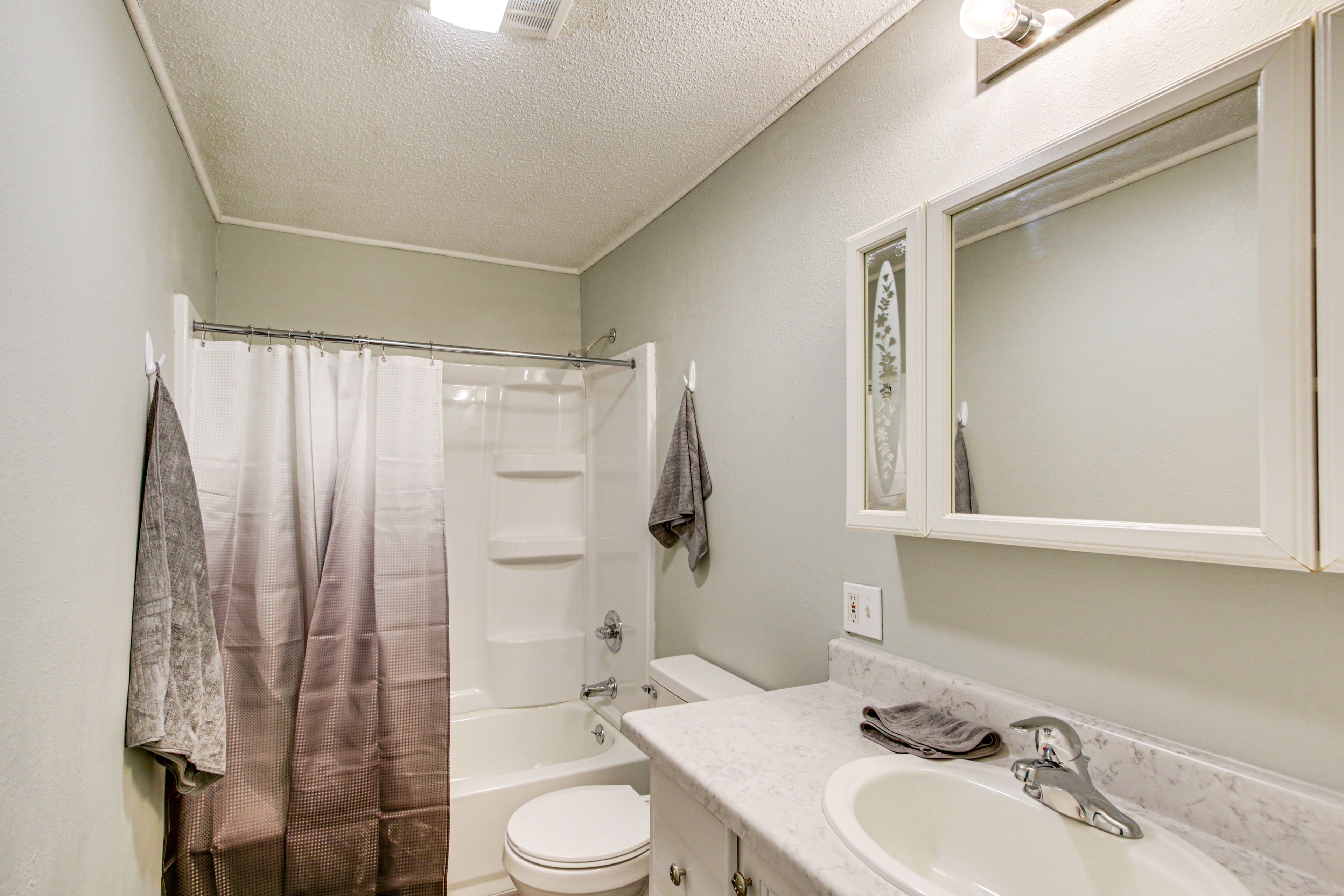Full Bathroom | Complimentary Toiletries | Hair Dryer