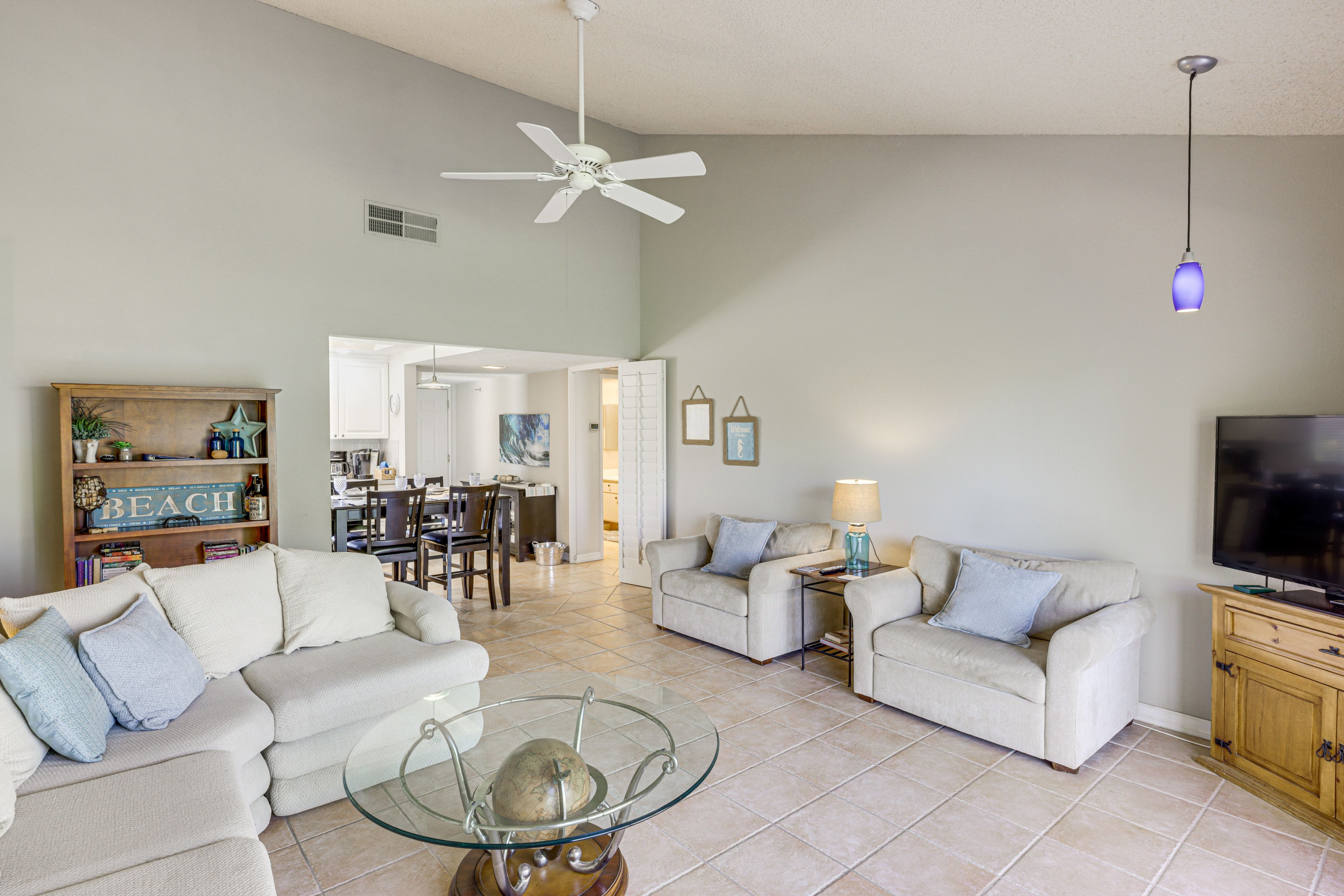 Living Room | Free WiFi | Central A/C