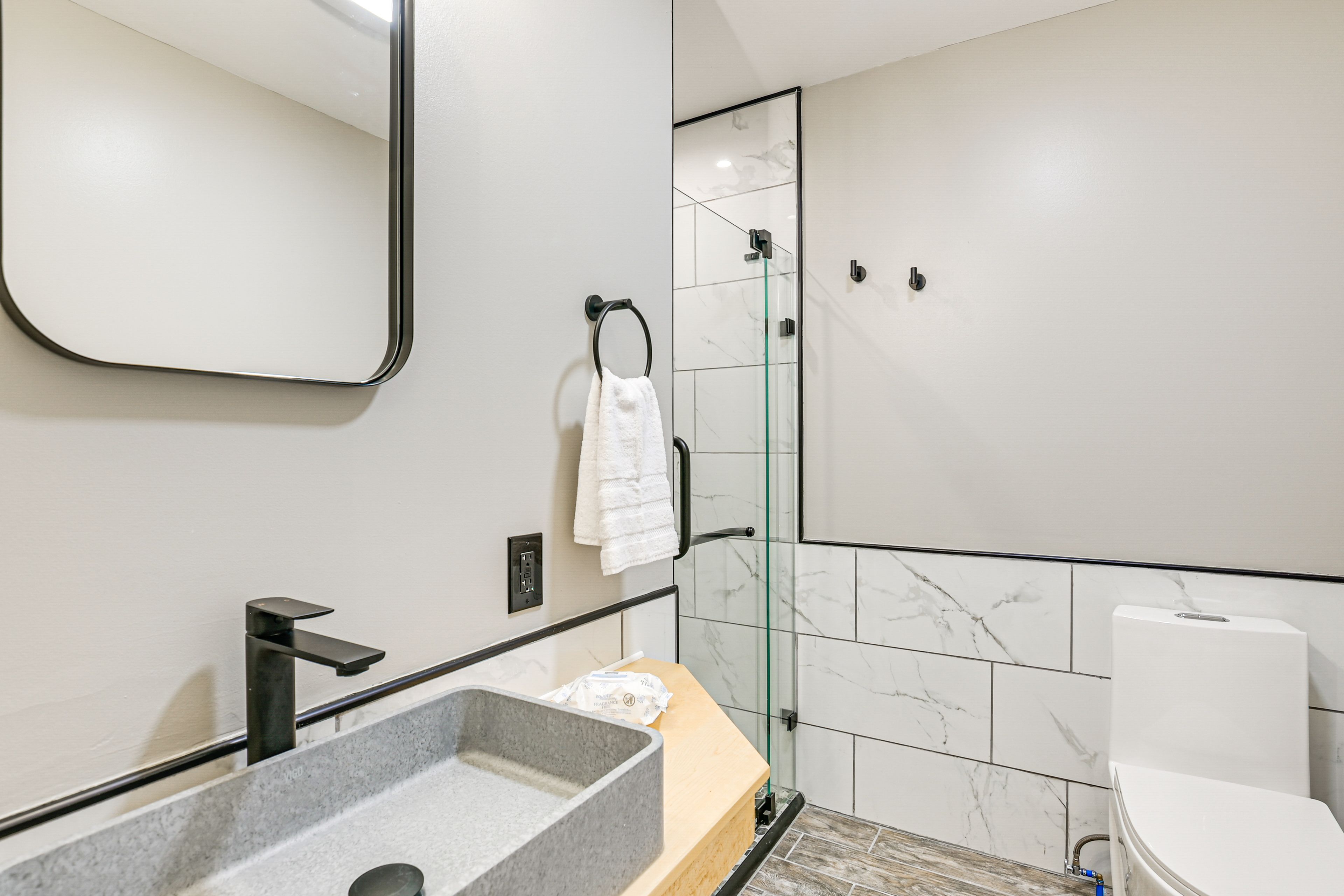 Full Bathroom | Towels Provided