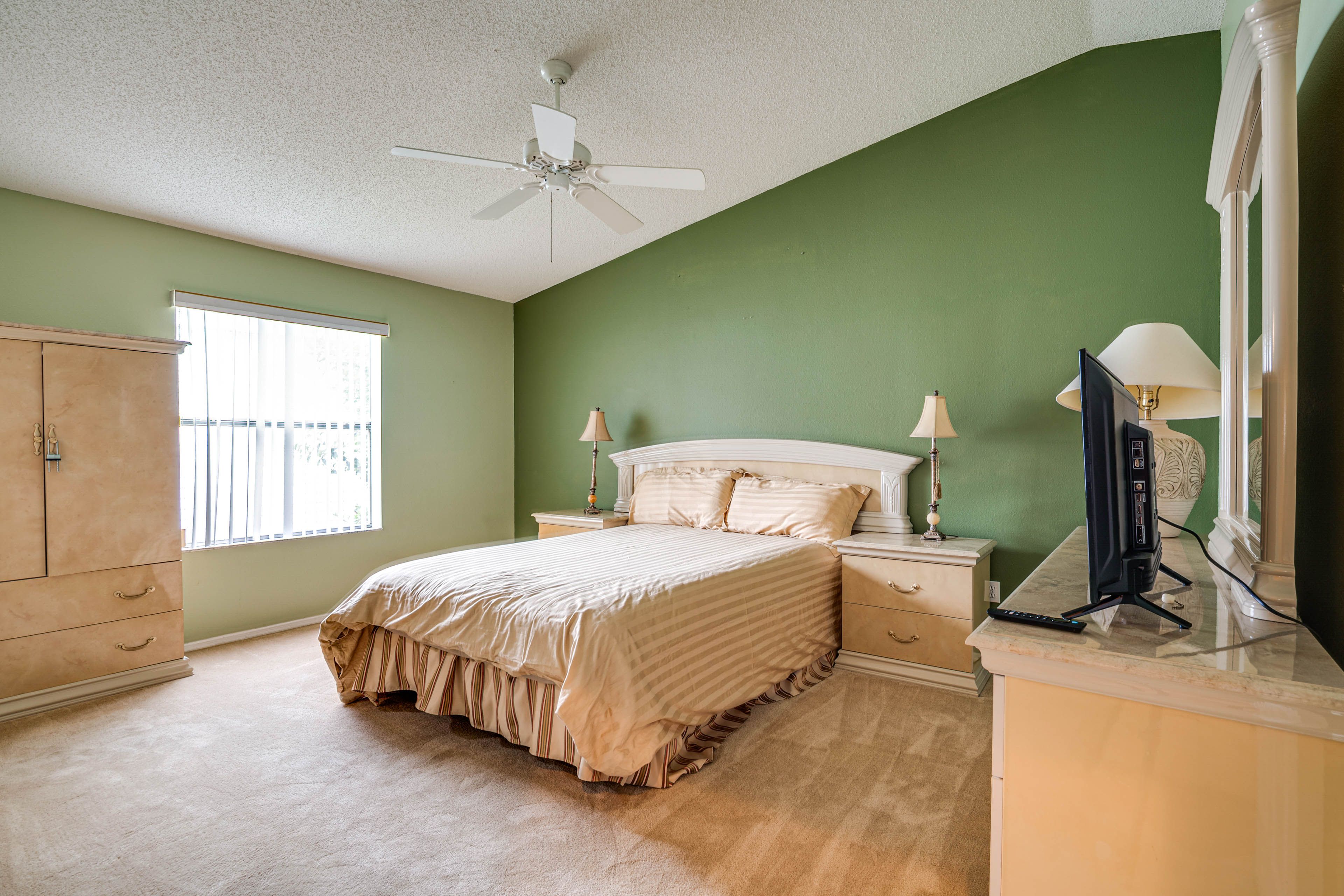 Bedroom 1 | Queen Bed