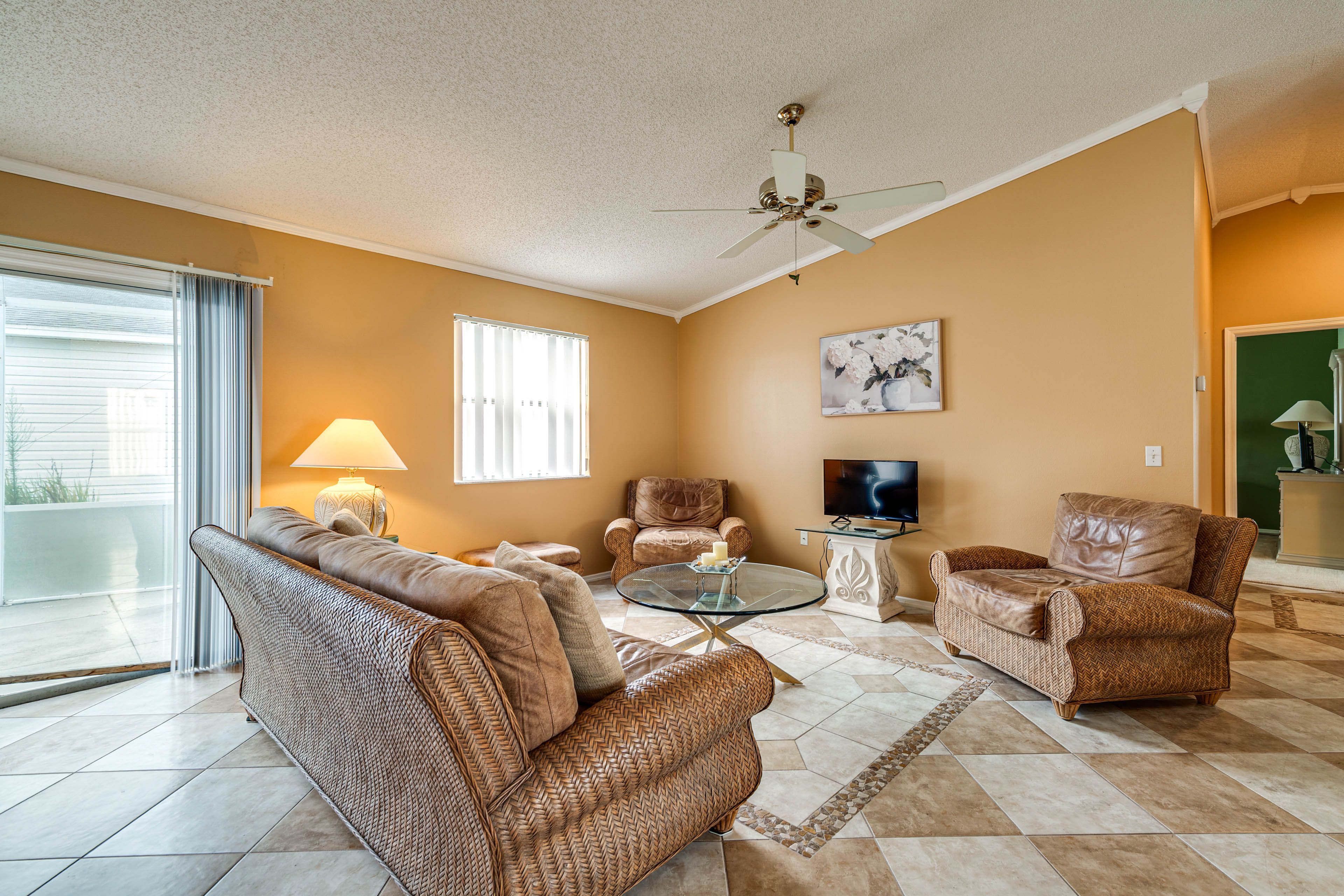 Living Room | Smart TV | Free WiFi | Central A/C & Heating
