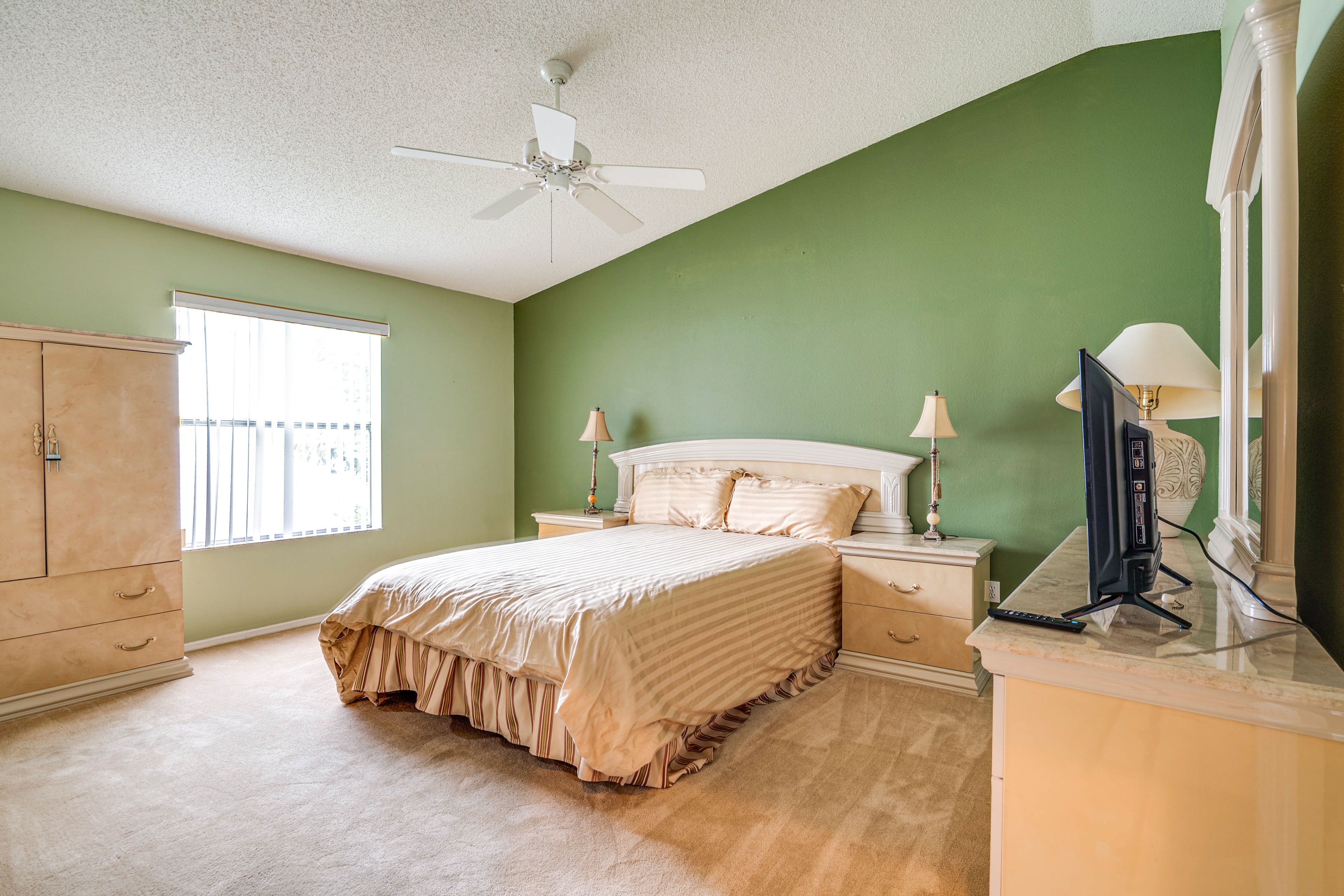 Bedroom 1 | Queen Bed