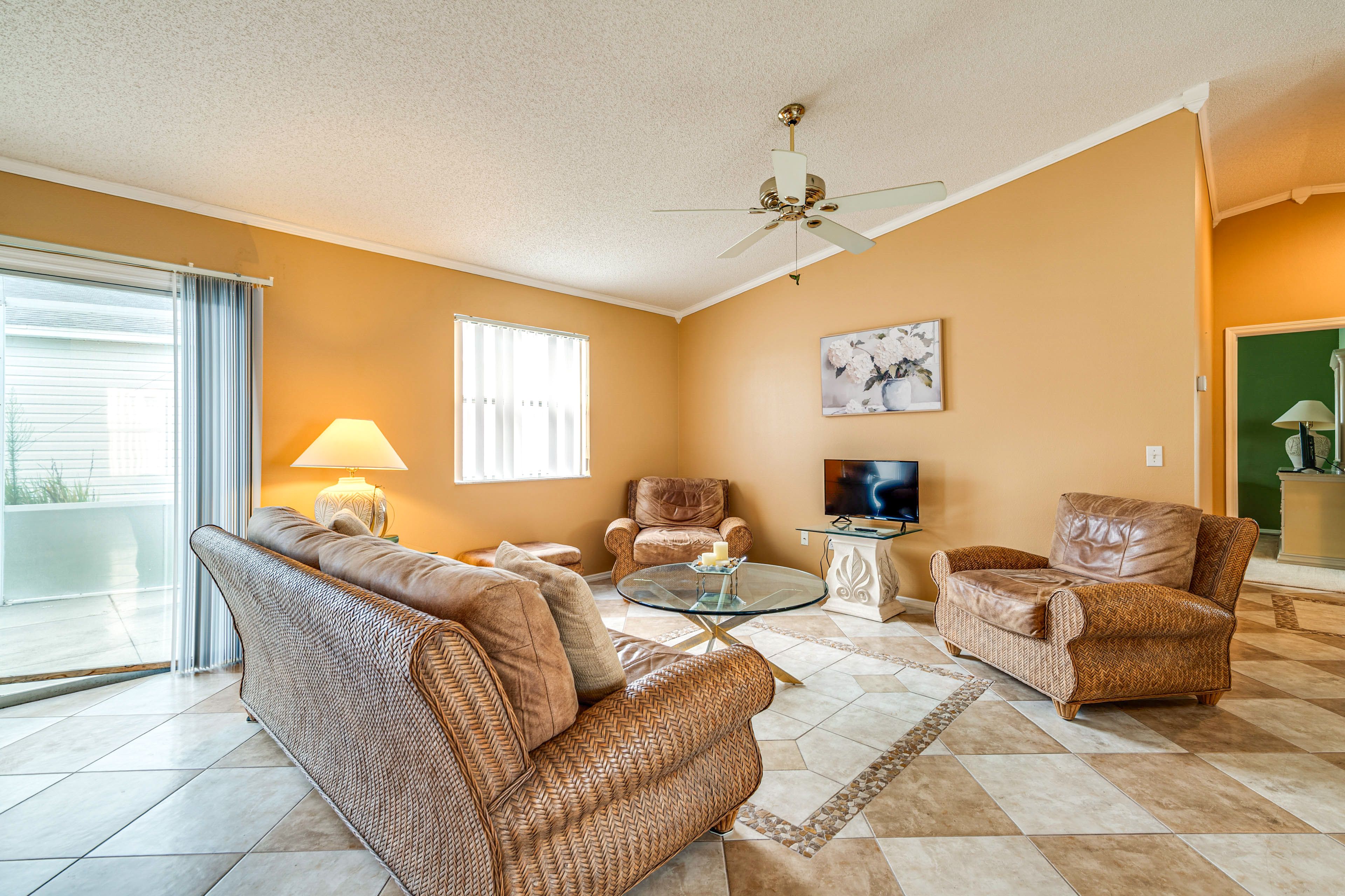 Living Room | Smart TV | Free WiFi | Central A/C & Heating