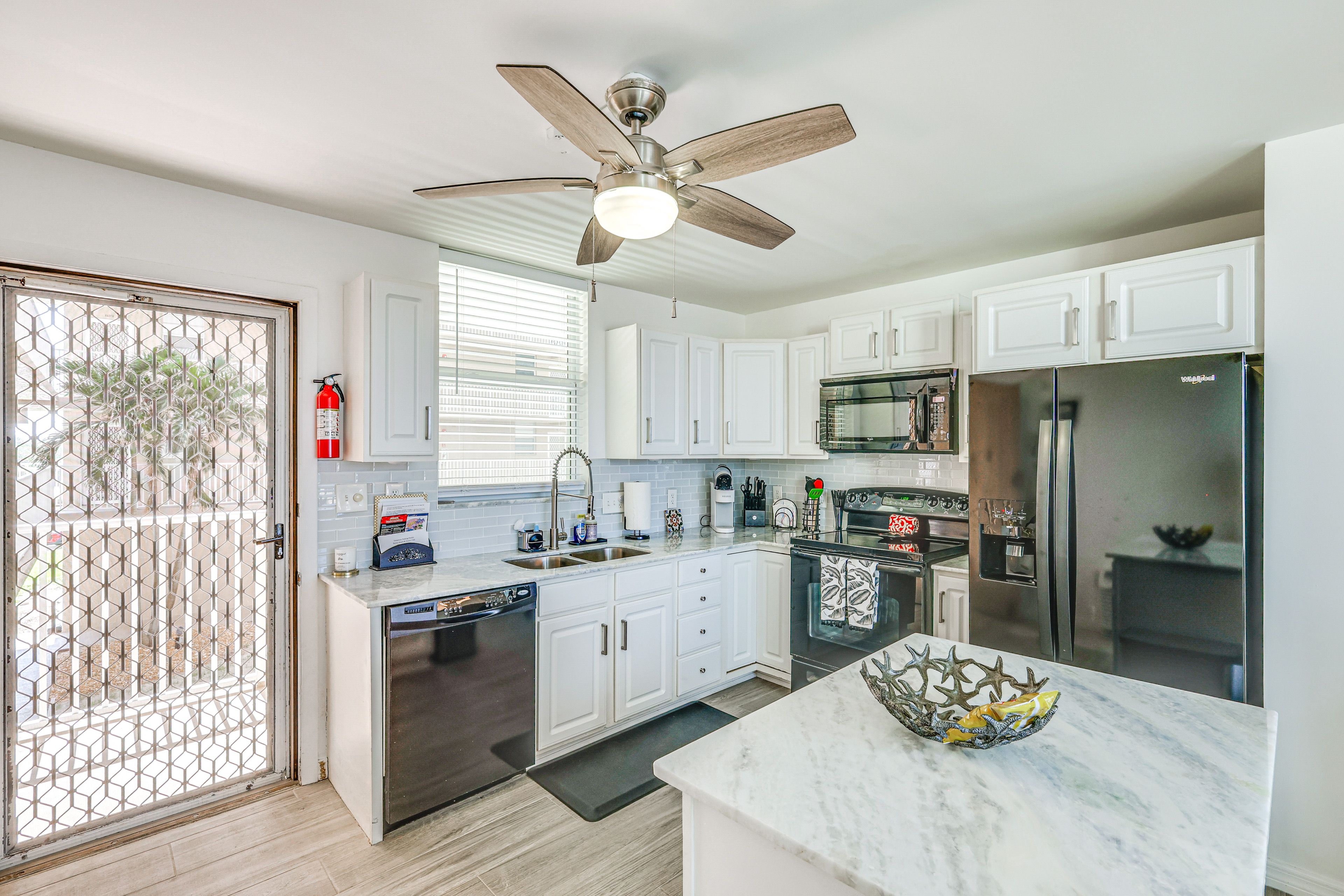 Kitchen | Keurig Coffee Maker | Dishwasher | Cooking Basics | Free WiFi