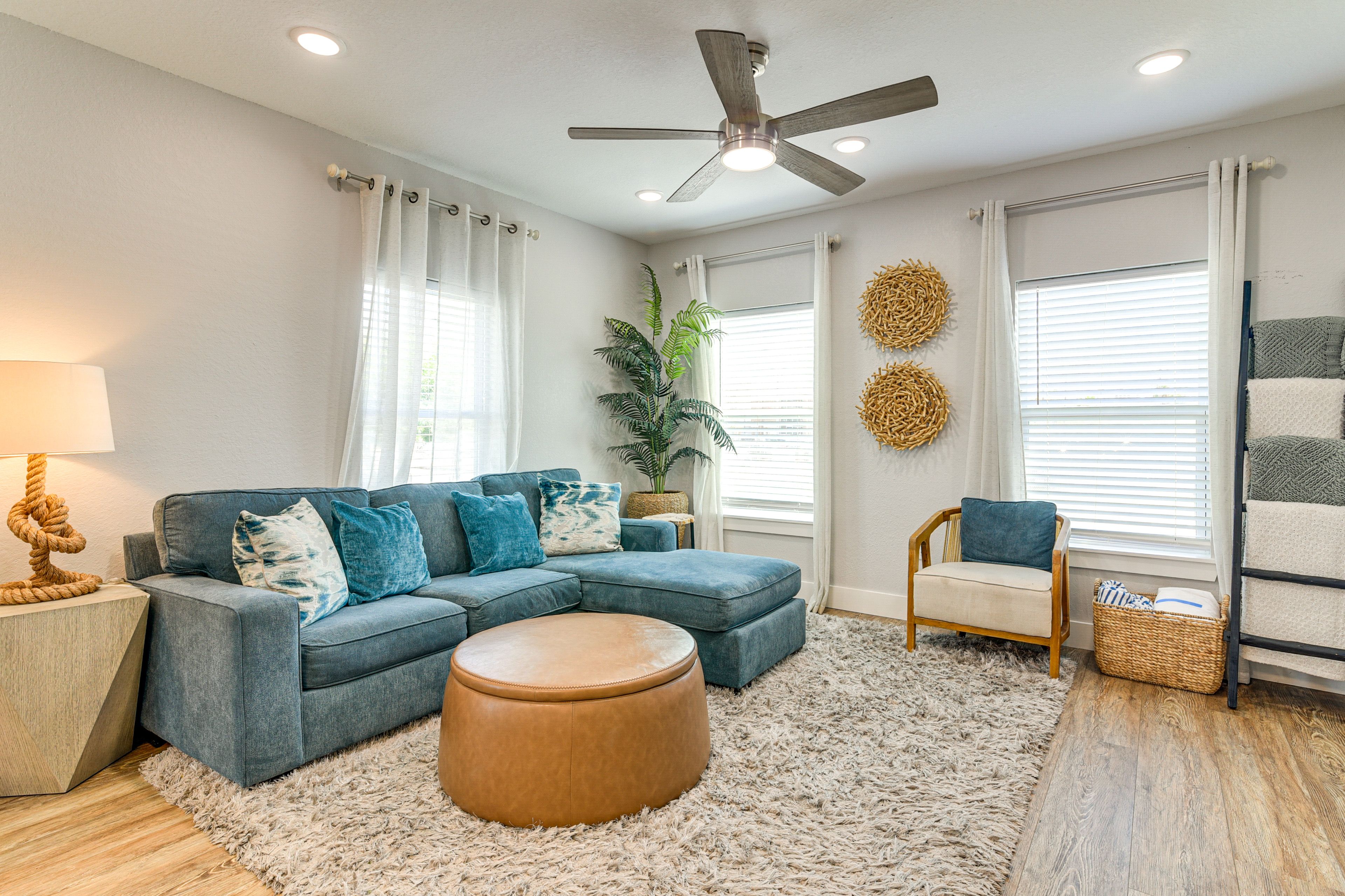 Living Room | Free WiFi | Smart TV | Queen Sleeper Sofa | 1st Floor