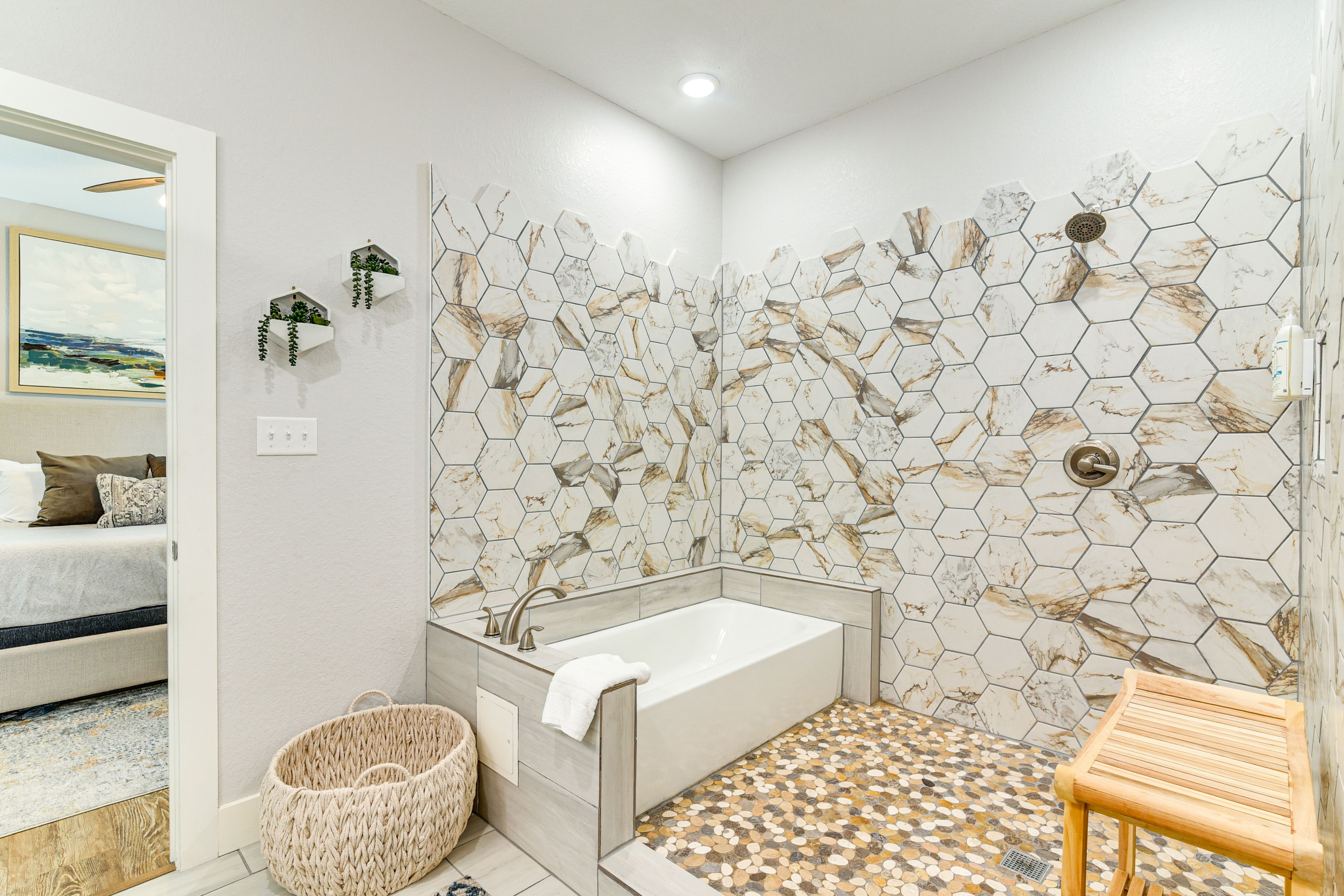 Full Bathroom | Towels Provided | 1st Floor