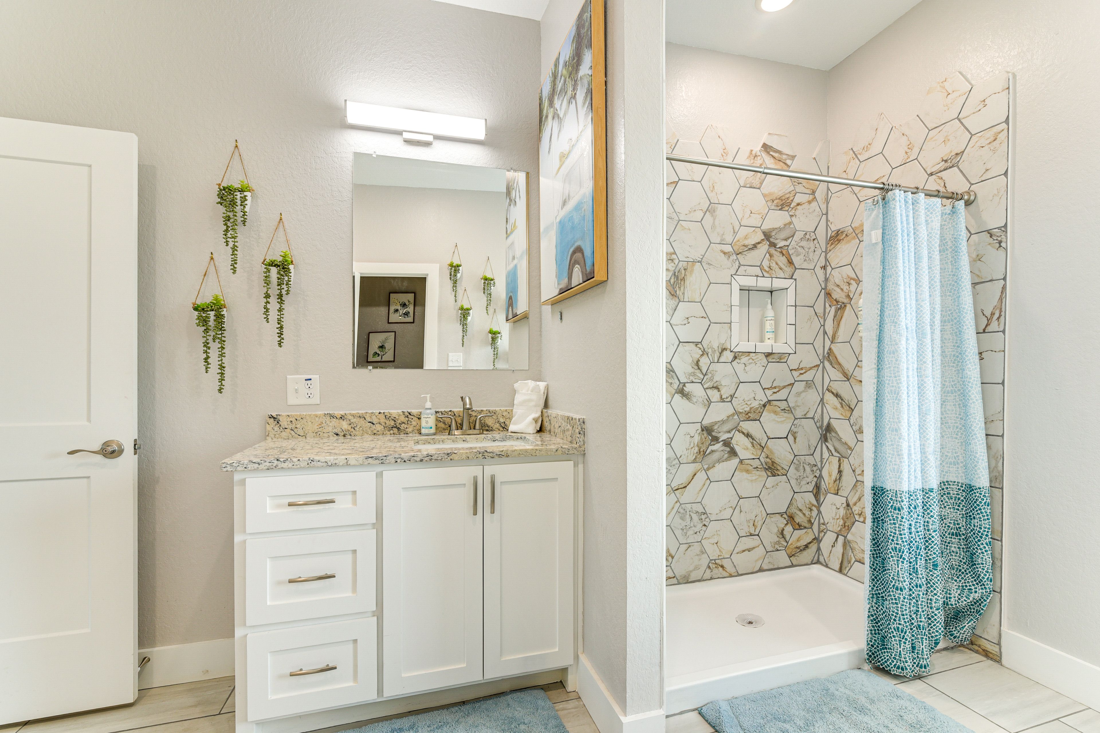 Full Bathroom | Washer/Dryer | 1st Floor