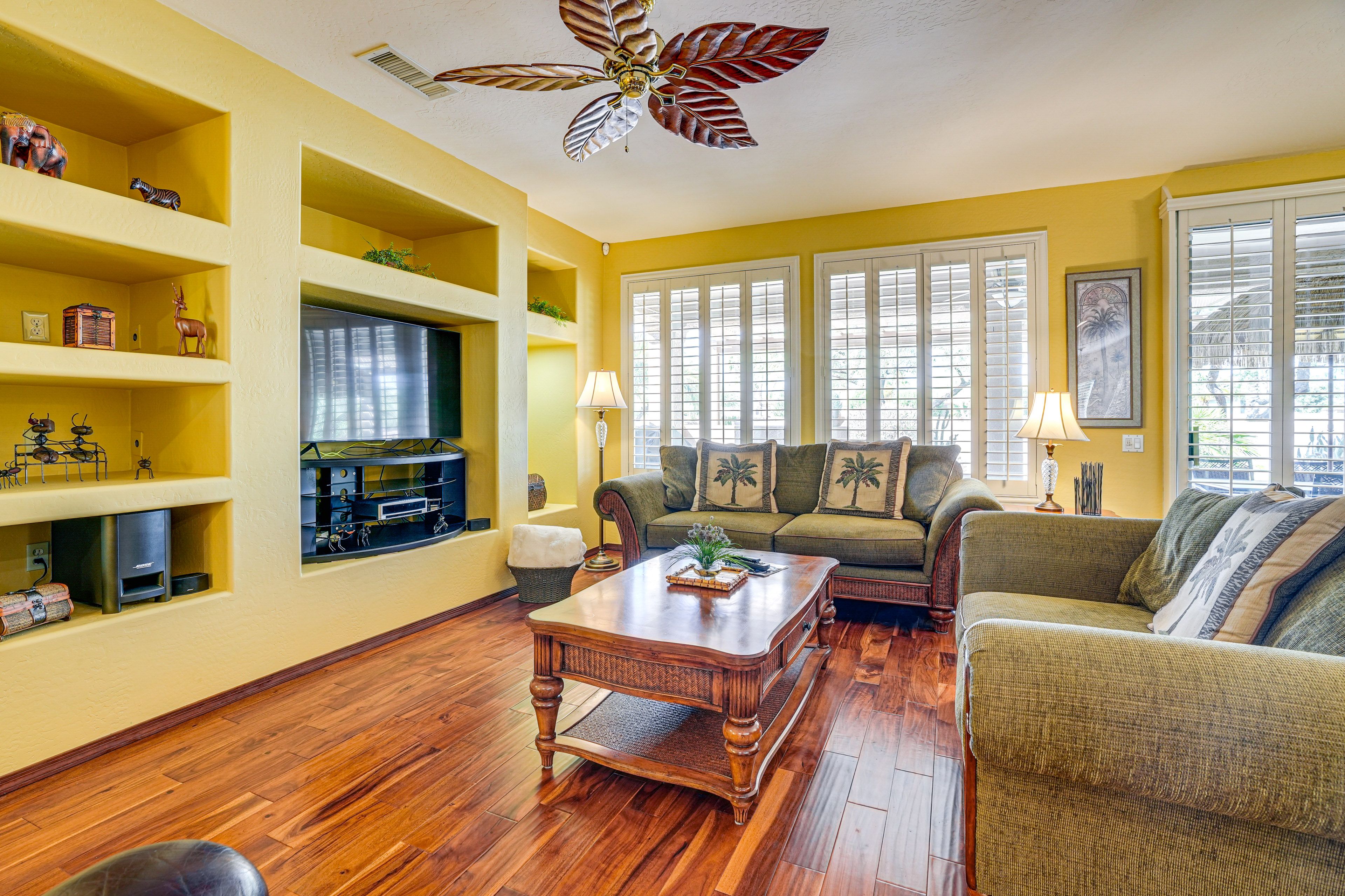 Living Room | Smart TV | Free WiFi | Central A/C & Heating