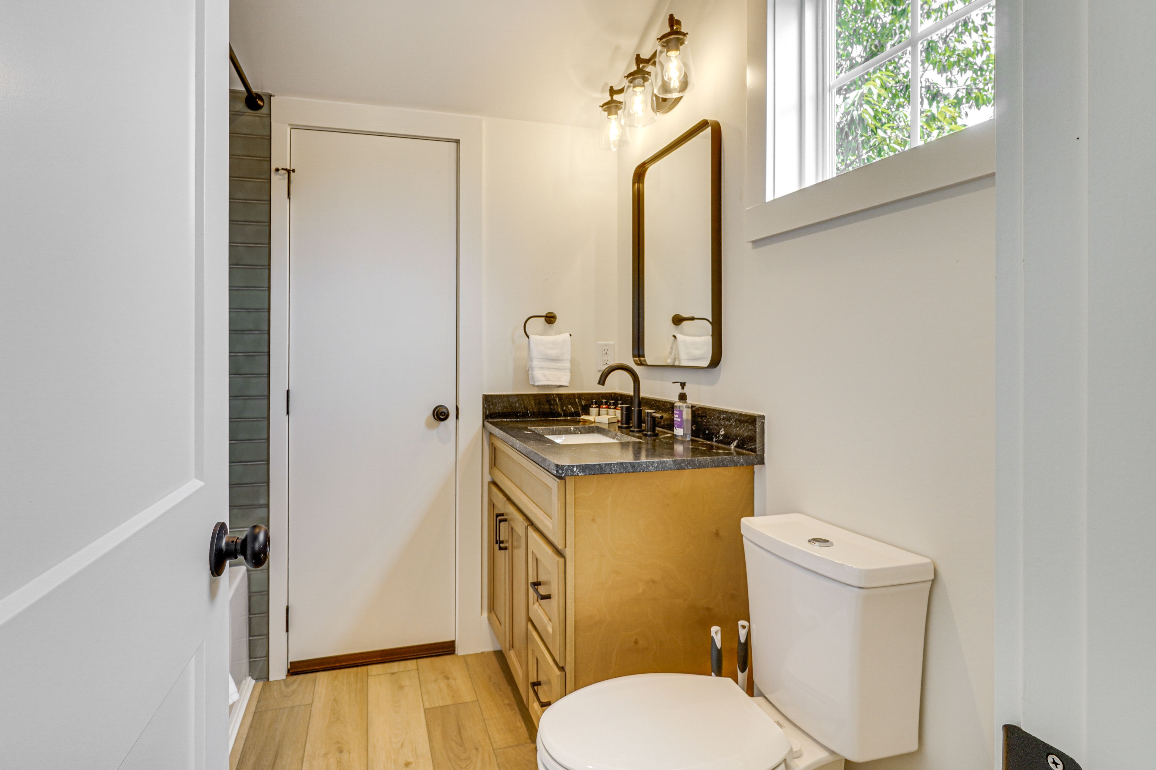 Full Bathroom | 2nd Floor | Complimentary Toiletries