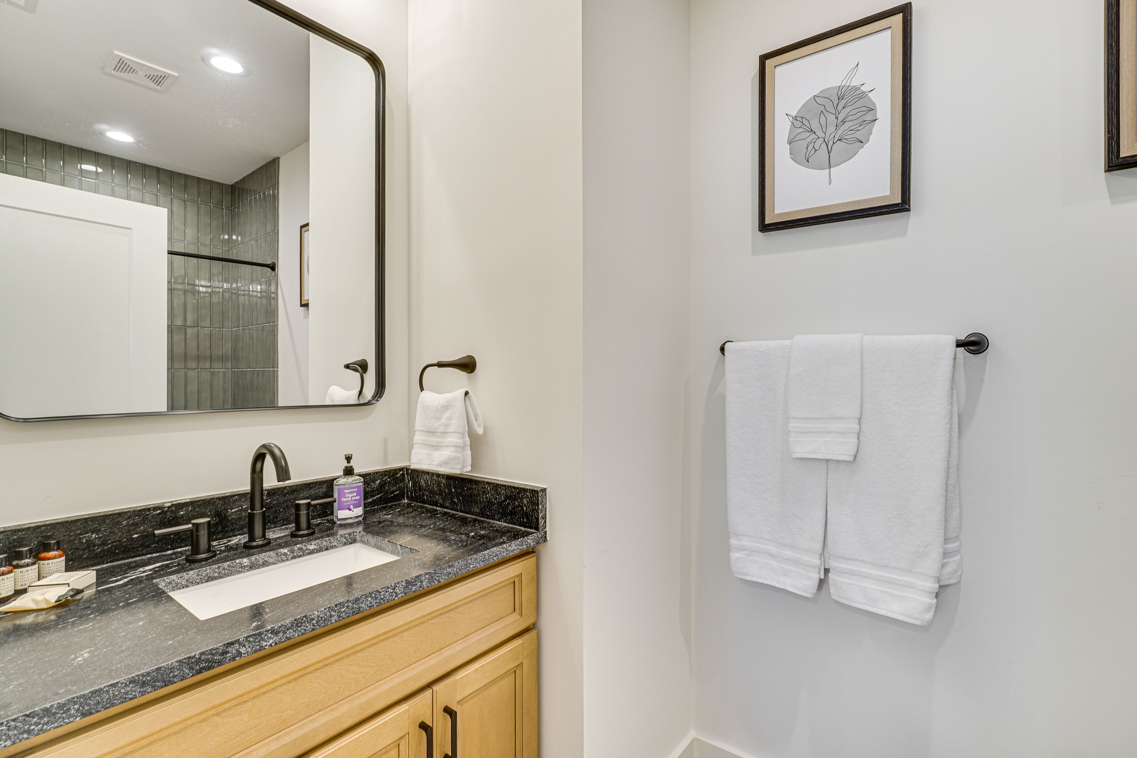 Full Bathroom | 1st Floor | Towels Provided