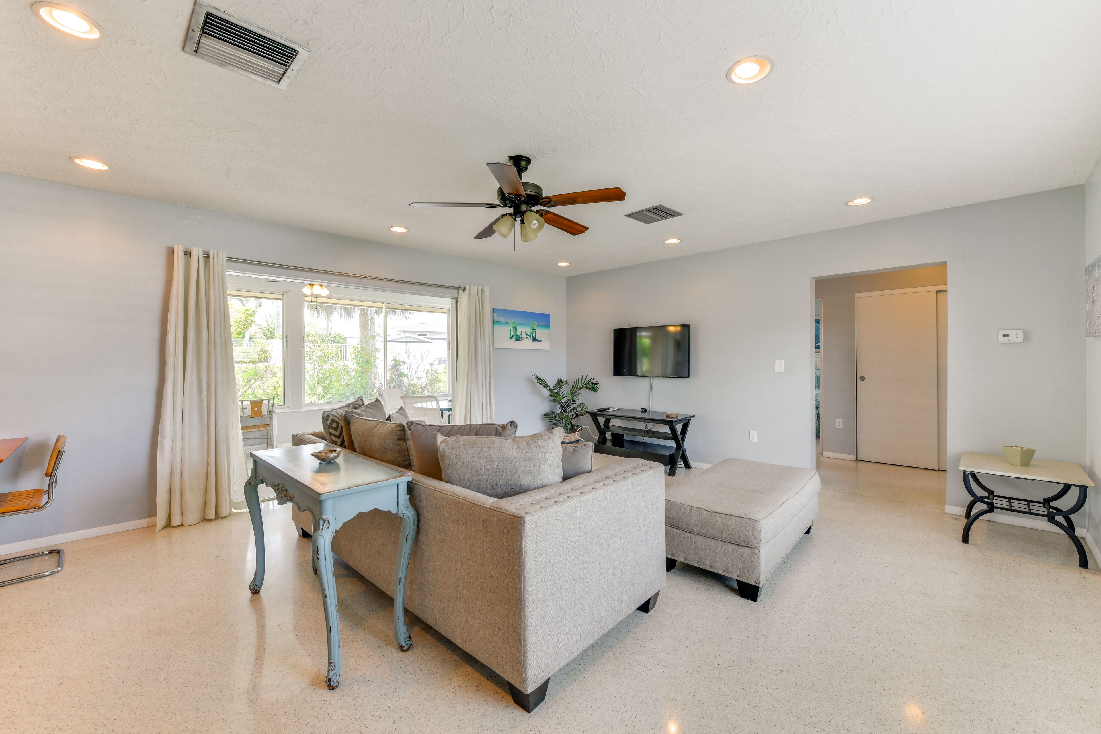 Living Room | Flat-Screen TV | Central Heating & A/C | Free WiFi