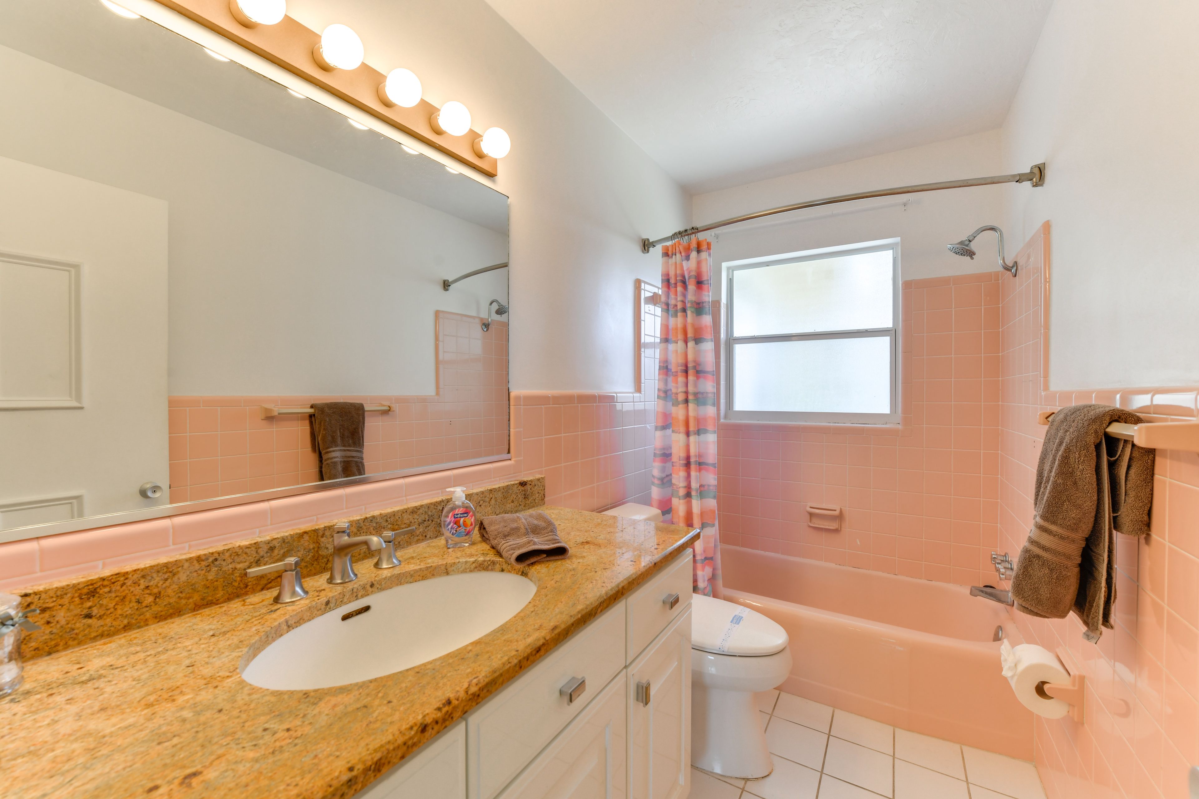 Full Bathroom | Complimentary Toiletries | Towels Provided
