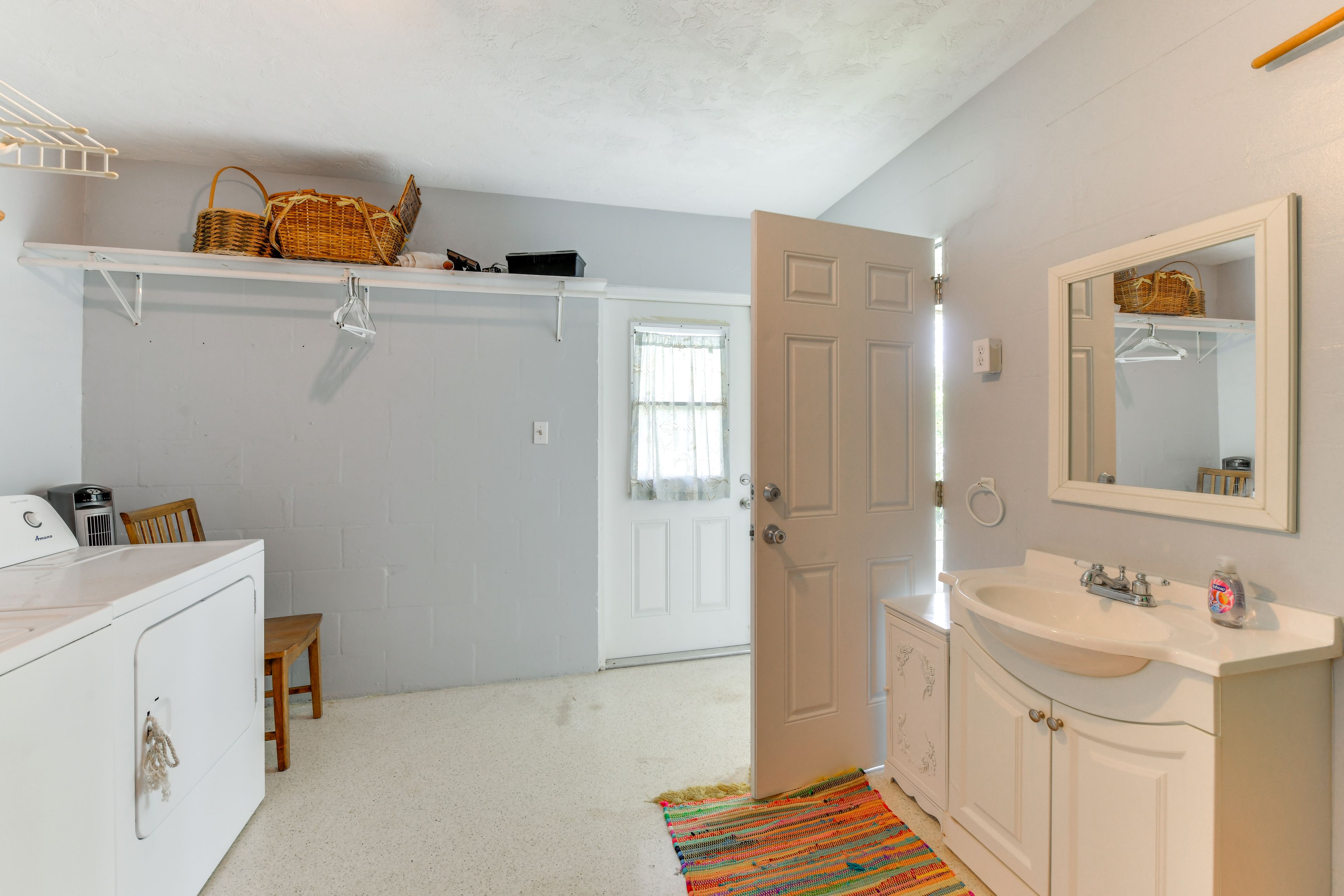 Full Bathroom | Washer/Dryer