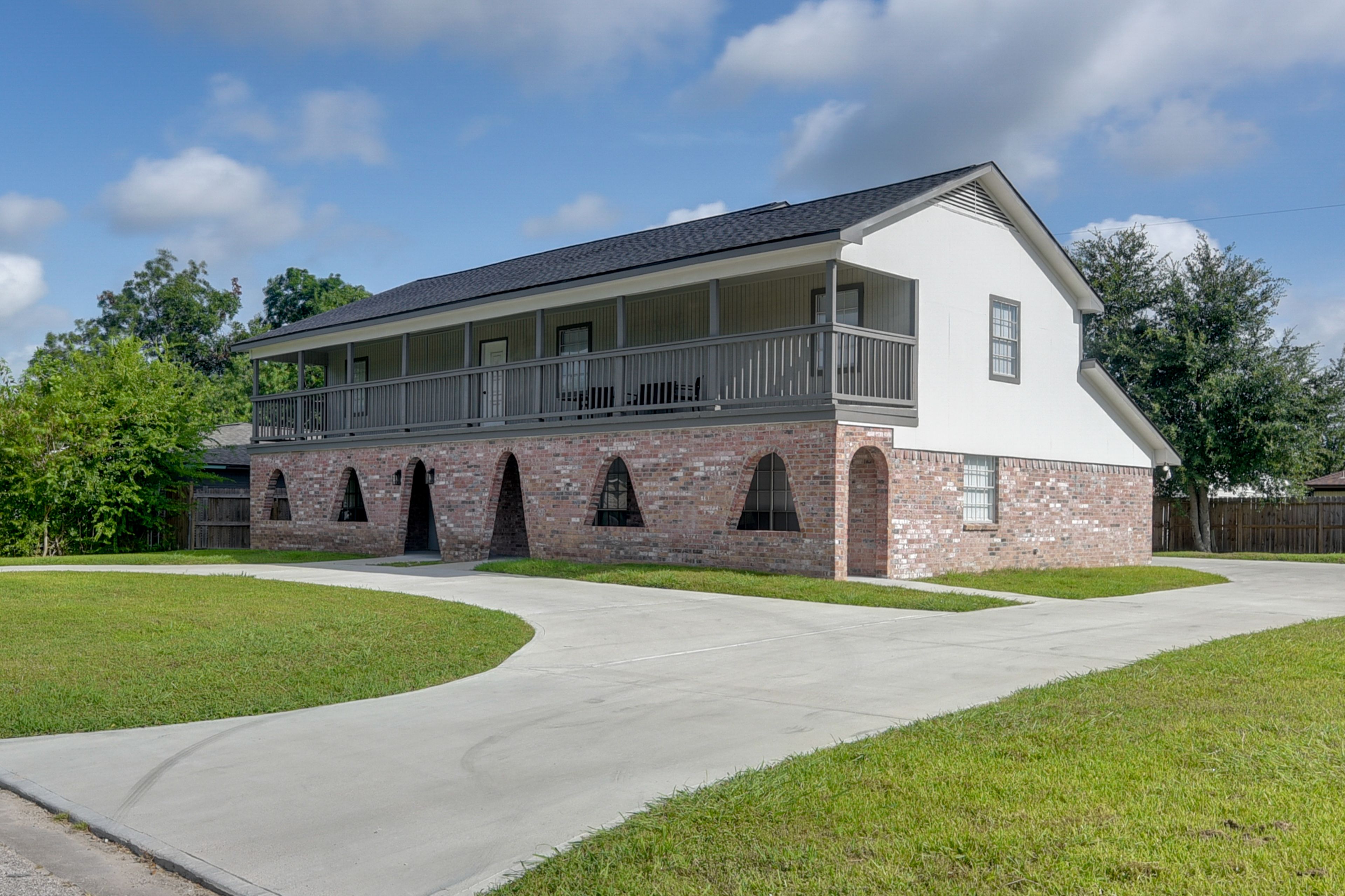 Ample Driveway Parking (20 Vehicles)
