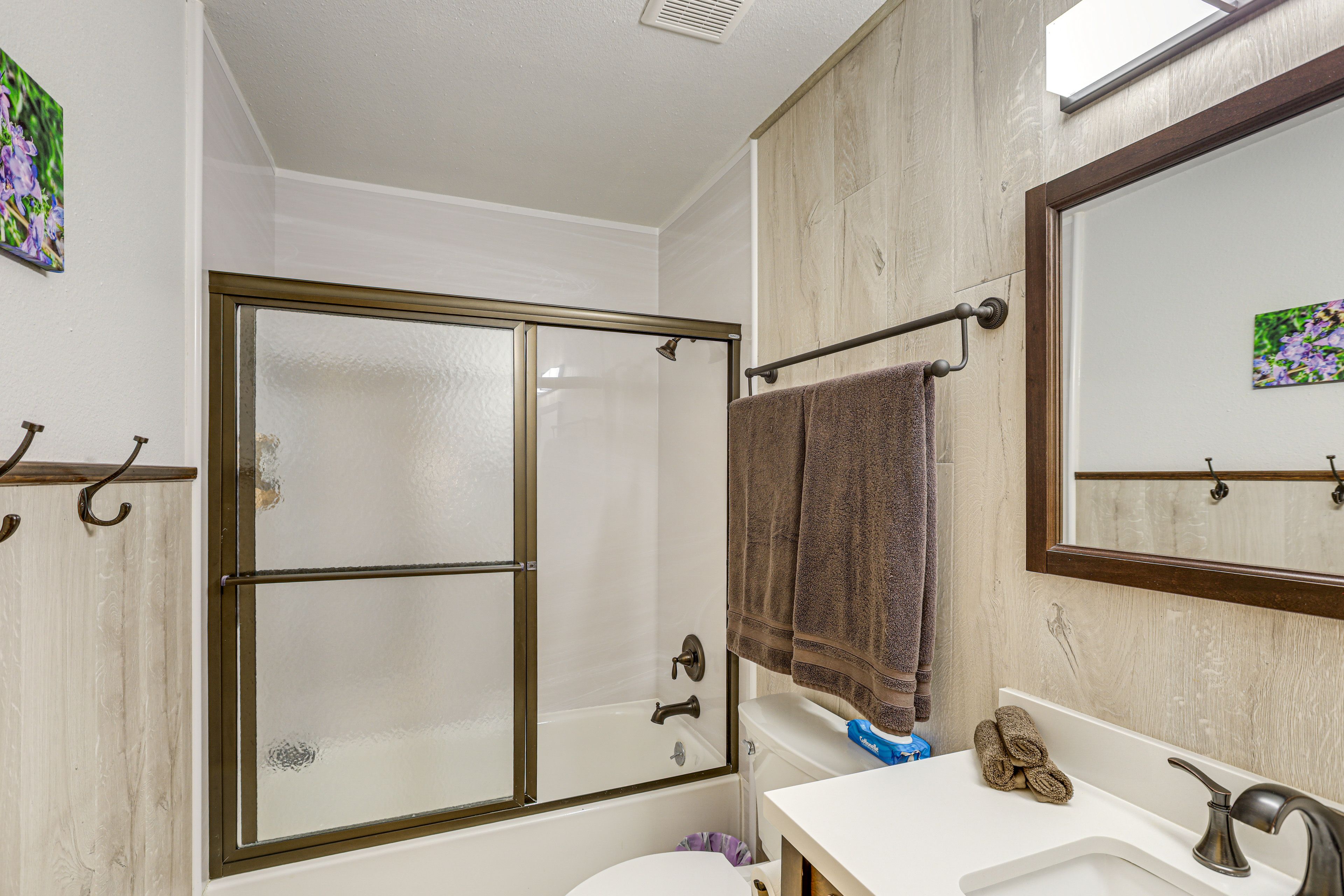 Full Bathroom | 1st Floor | Complimentary Toiletries