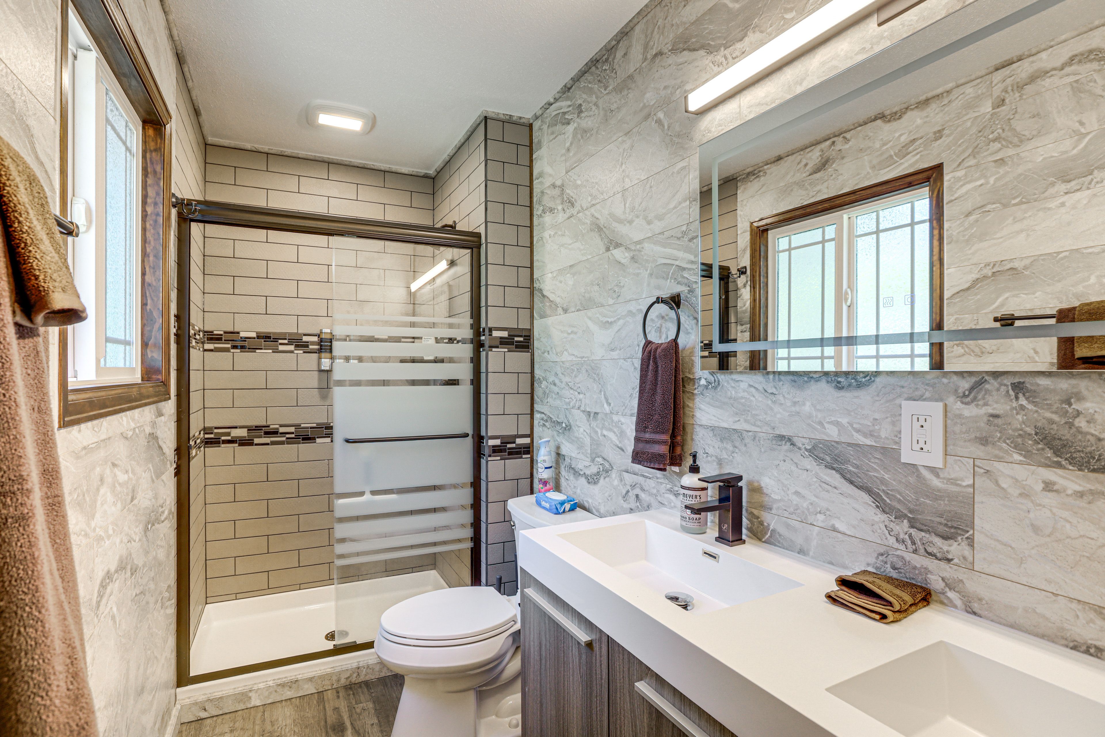 Full Bathroom | 1st Floor | Towels Provided