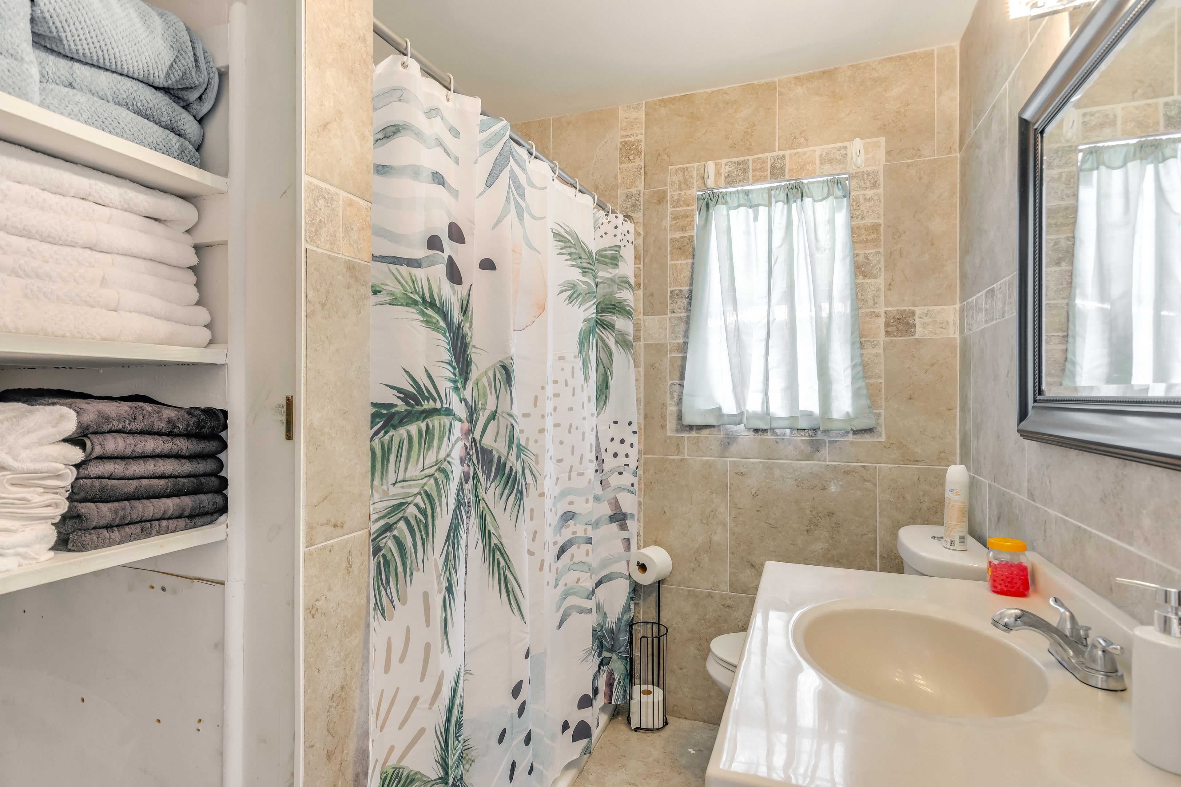 Full Bathroom | Complimentary Toiletries | Towels Provided