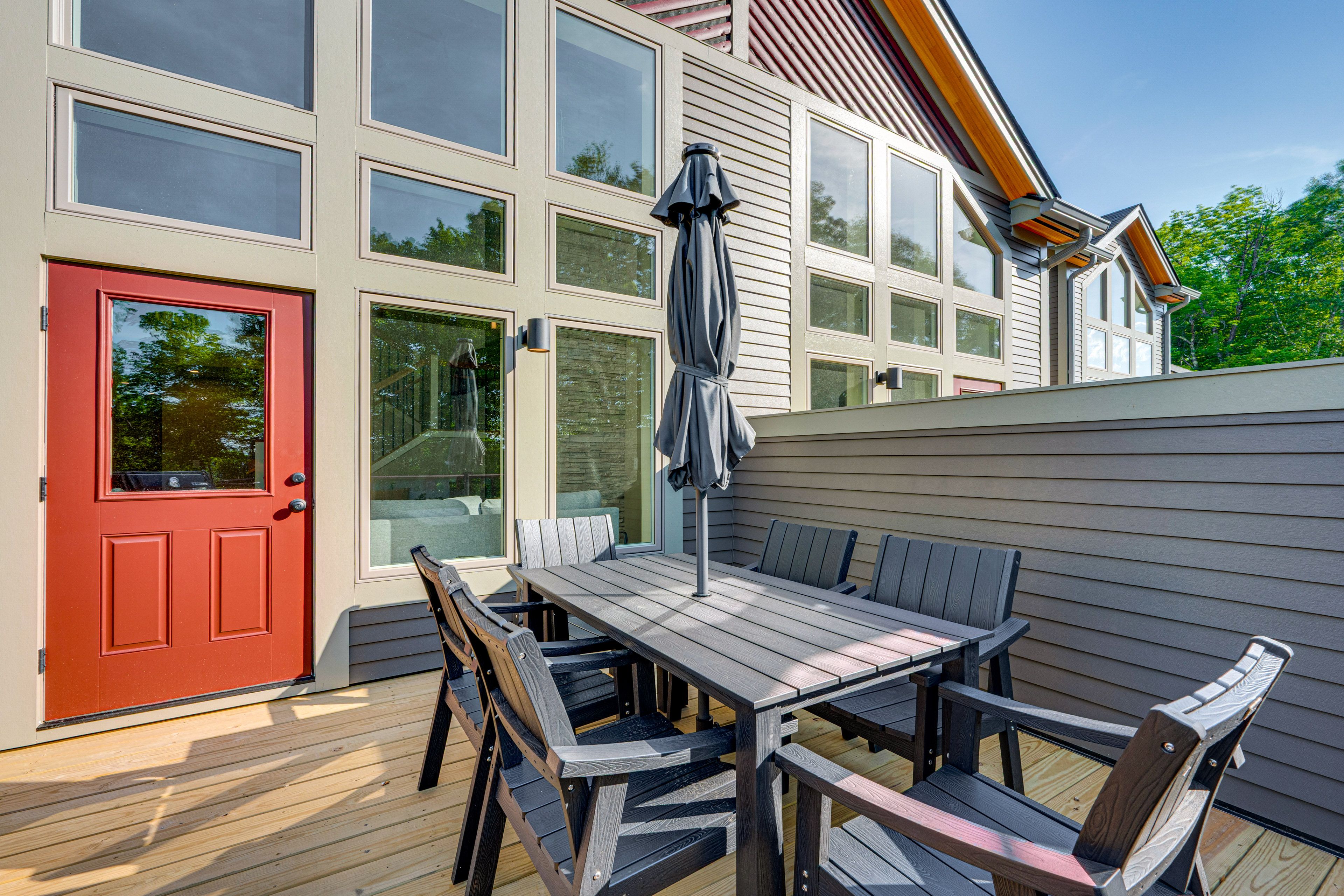 Deck | Gas Grill | Fire Pit | Dining Area