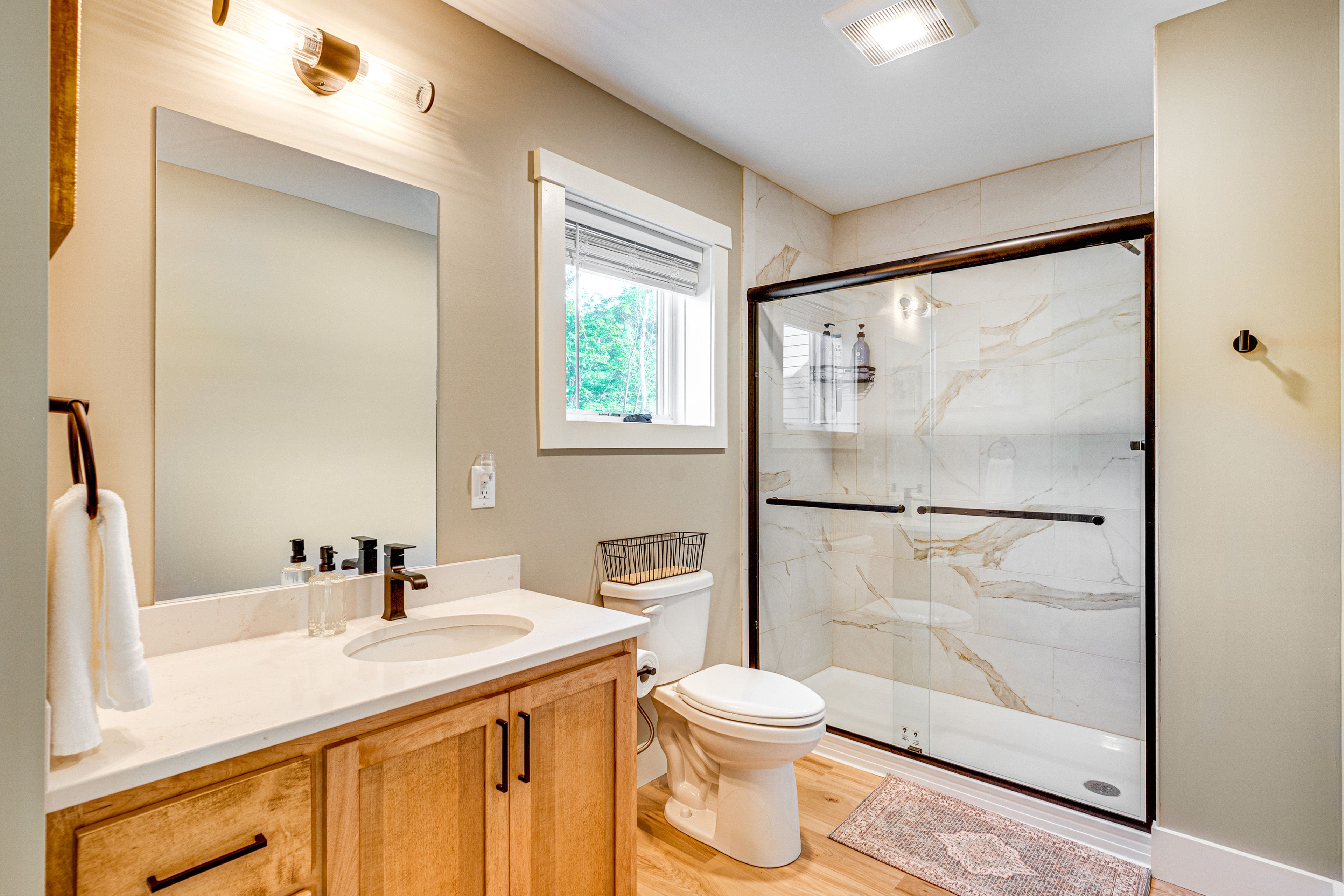 Full Bathroom | Towels Provided | Upper Level