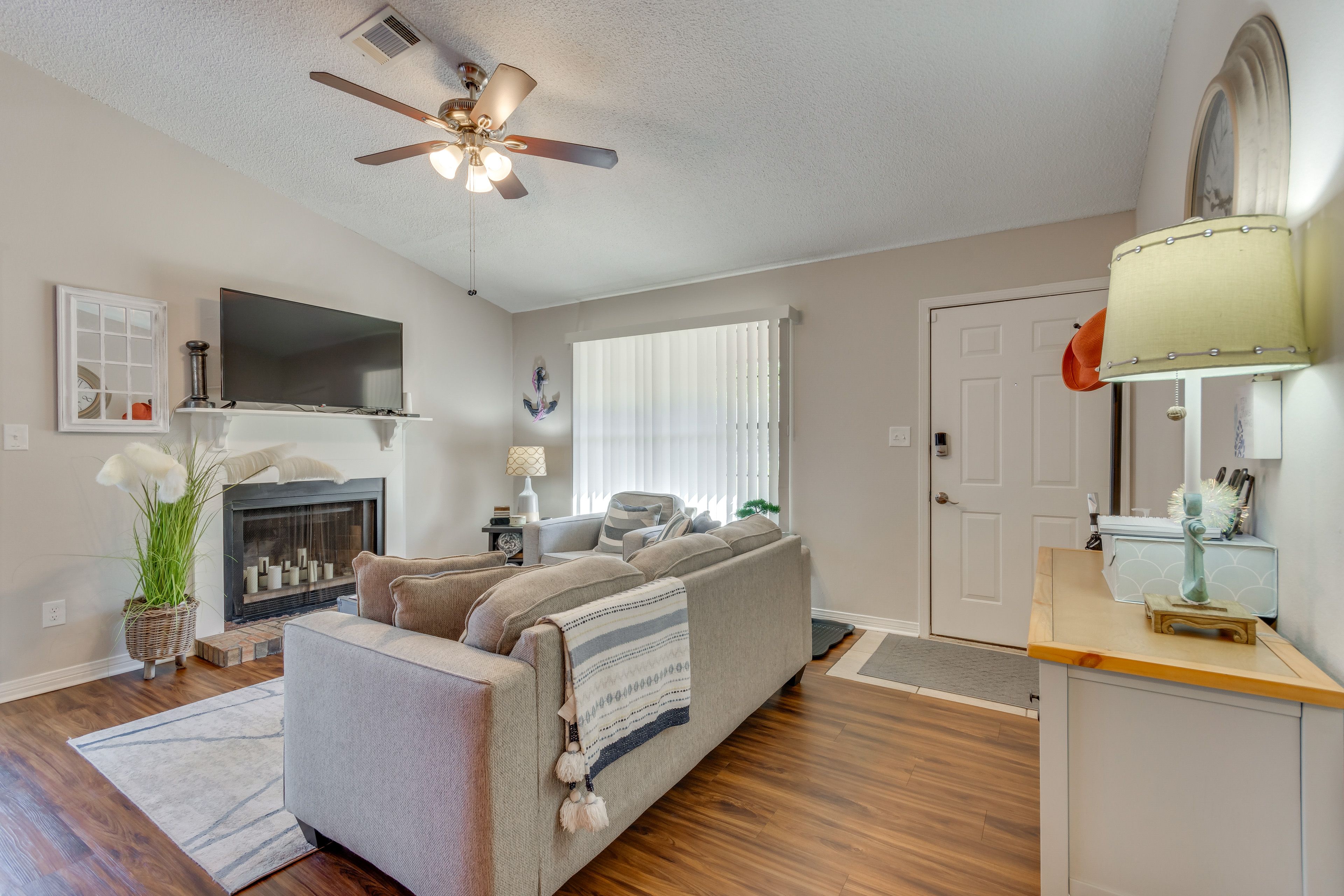 Living Room | Smart TV | Central A/C