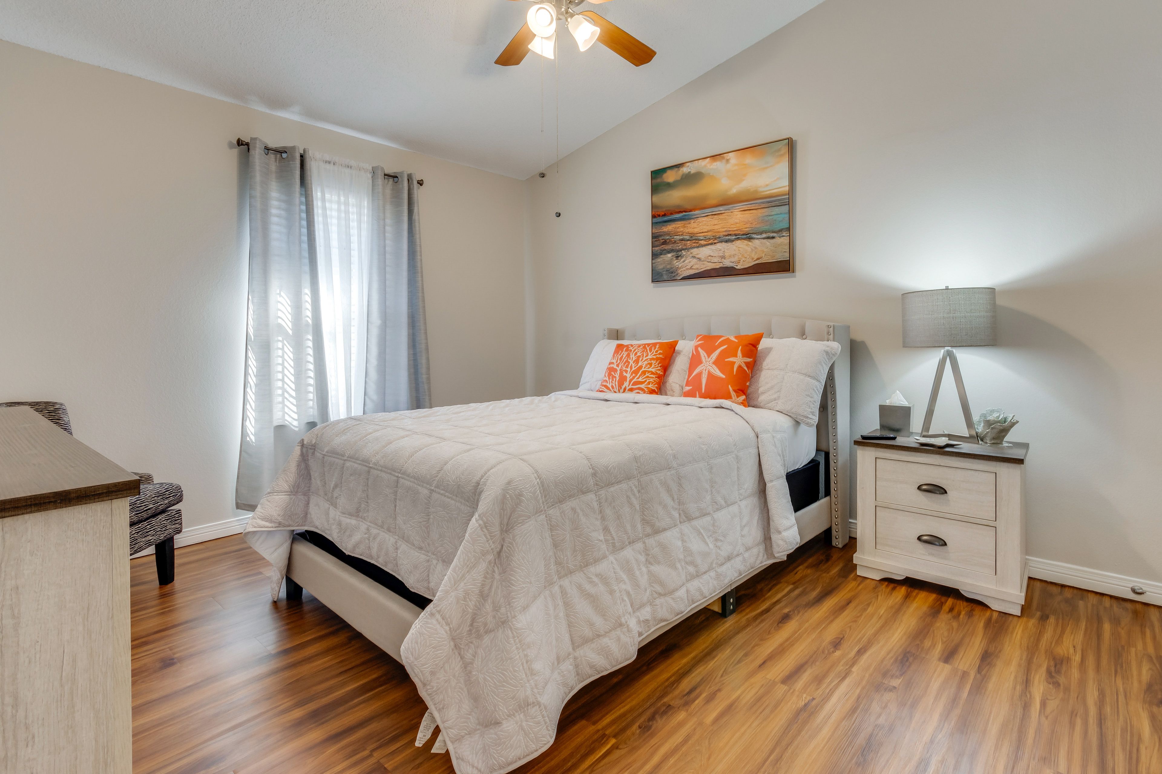 Bedroom 1 | Queen Bed