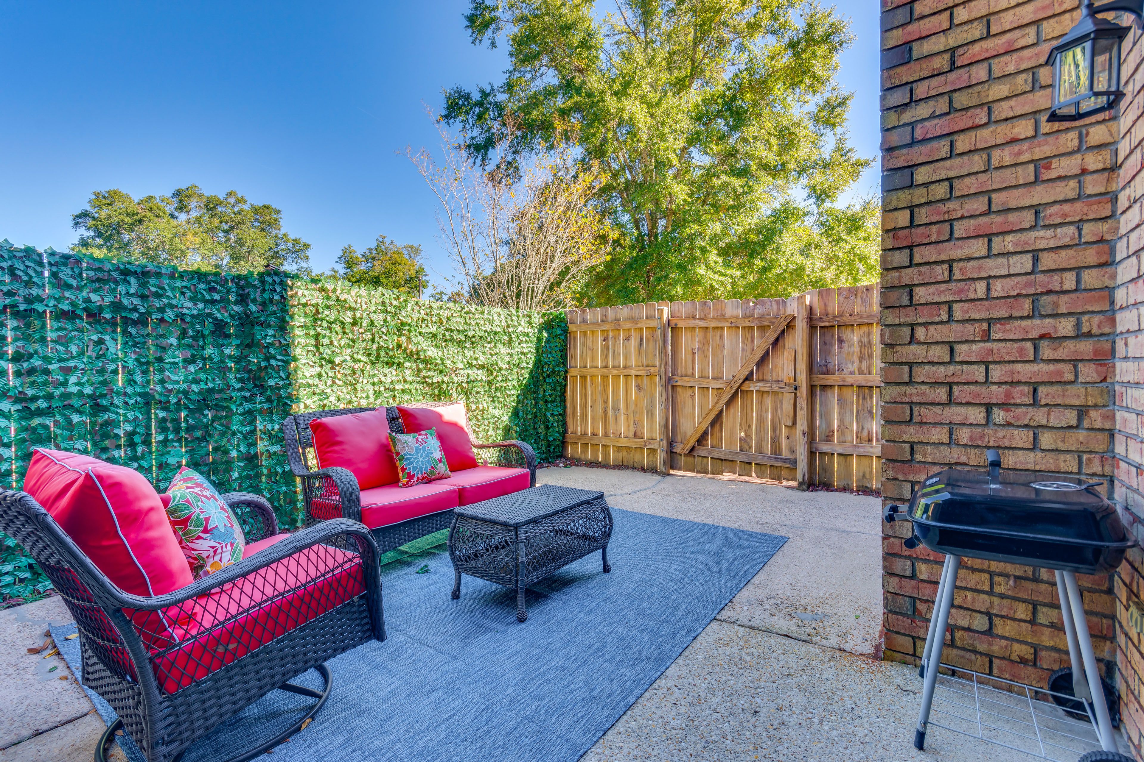 Pensacola Vacation Rental | 2BR | 1.5BA | 1,000 Sq Ft | 1 Step to Access