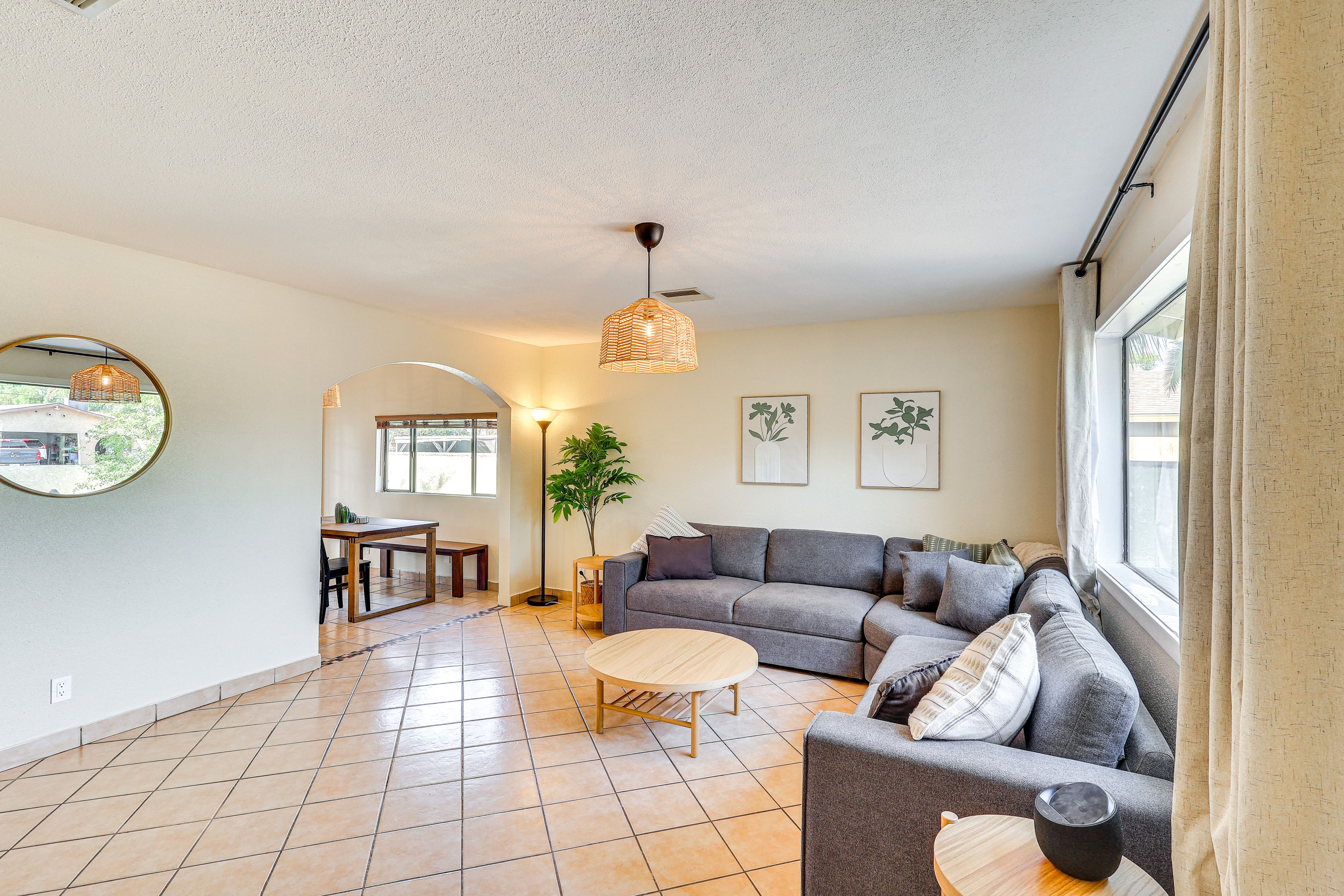 Living Room | Free WiFi | Central Heating & Air Conditioning