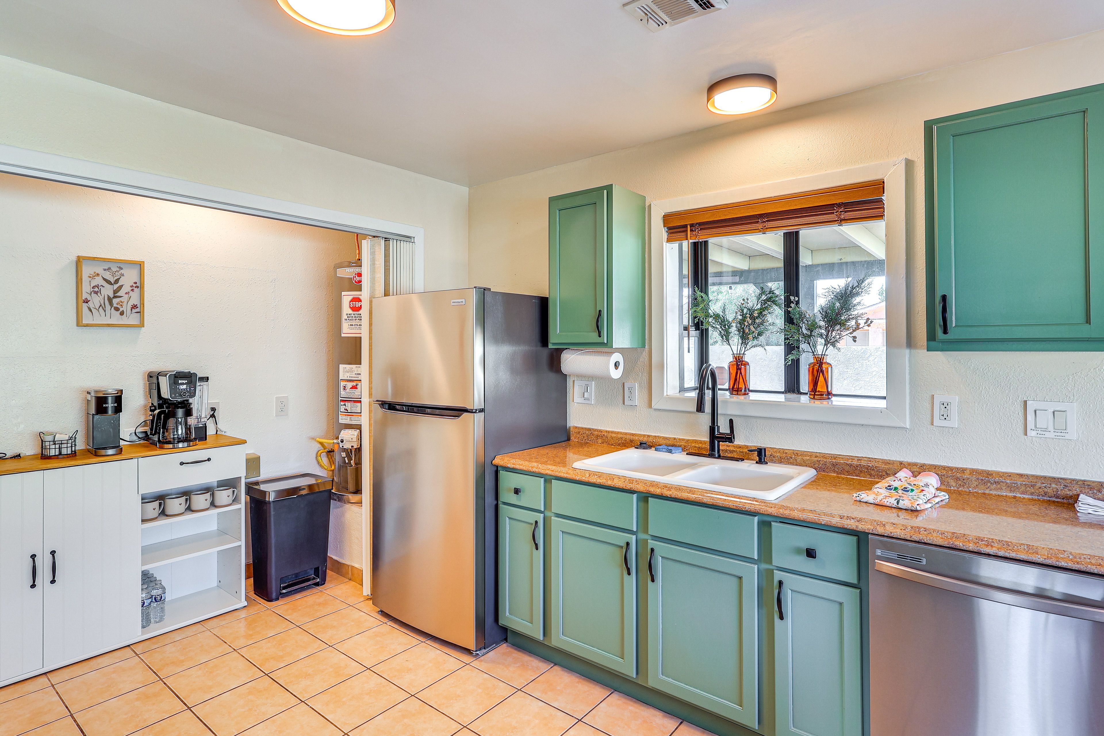 Kitchen | Stove/Oven | Dining Table | Dishware/Flatware