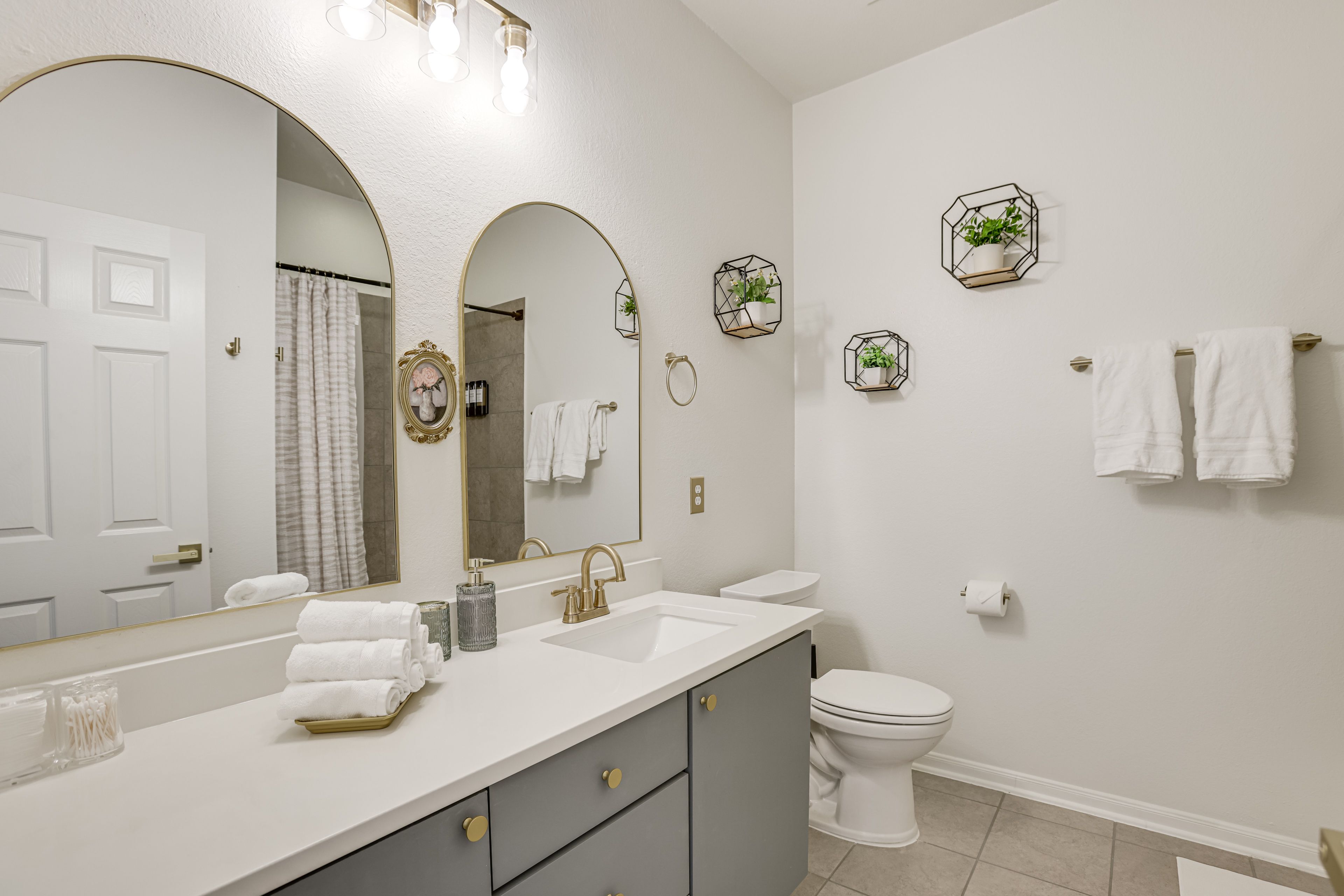 Full Bathroom | Complimentary Toiletries