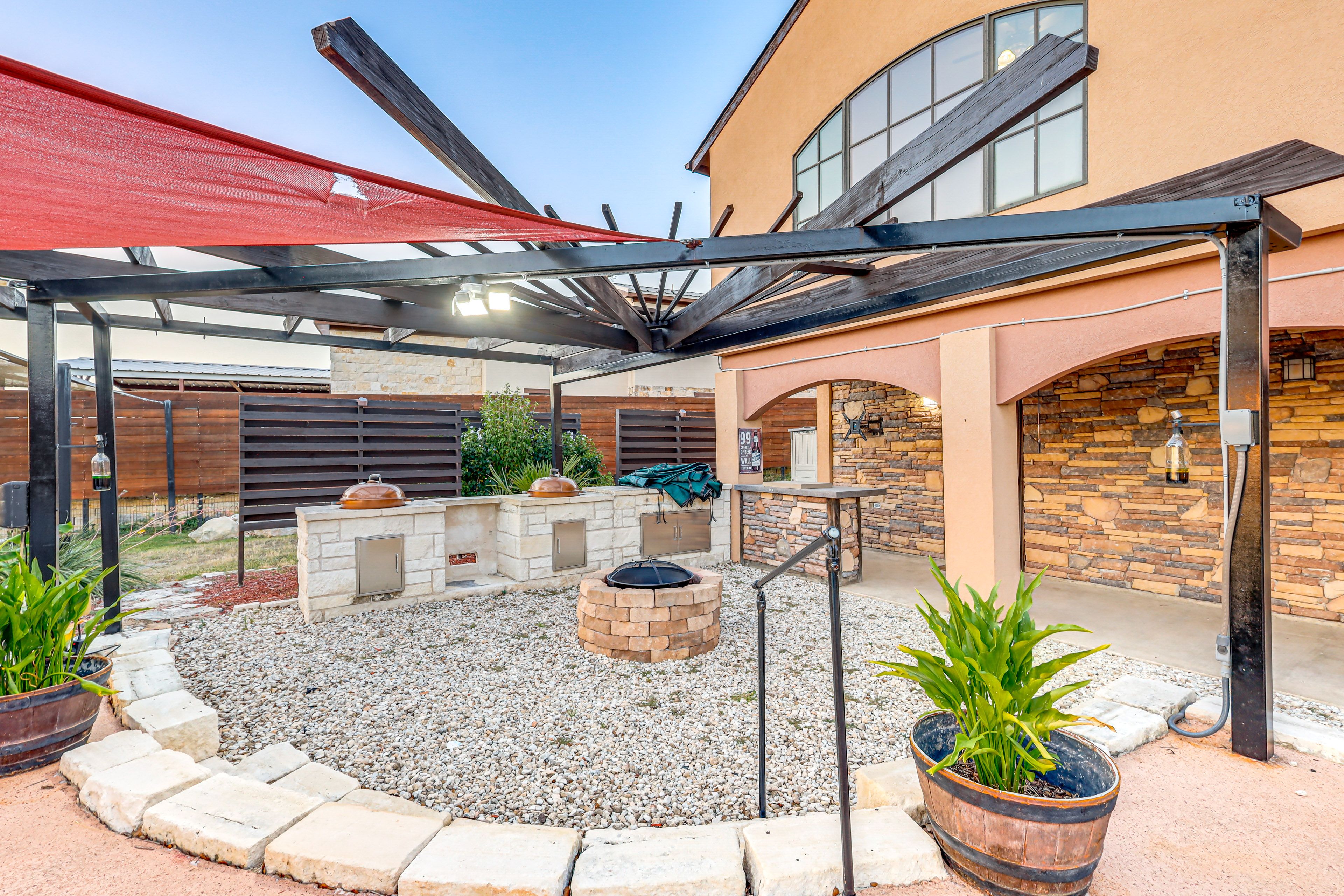 Outdoor Kitchen | Fire Pit | Charcoal Grills