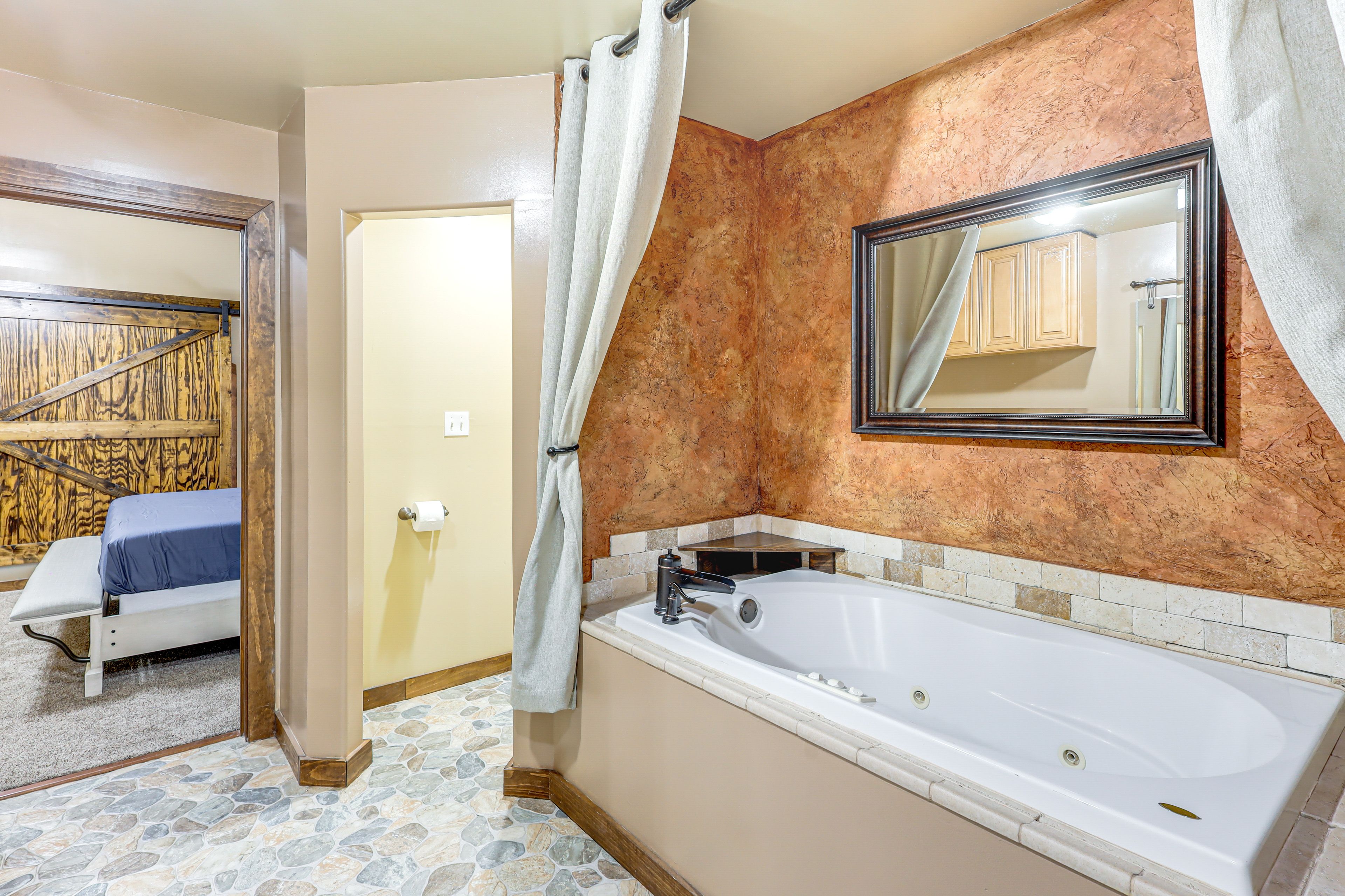 En-Suite Bathroom | 2nd Floor | Jetted Tub | Towels Provided