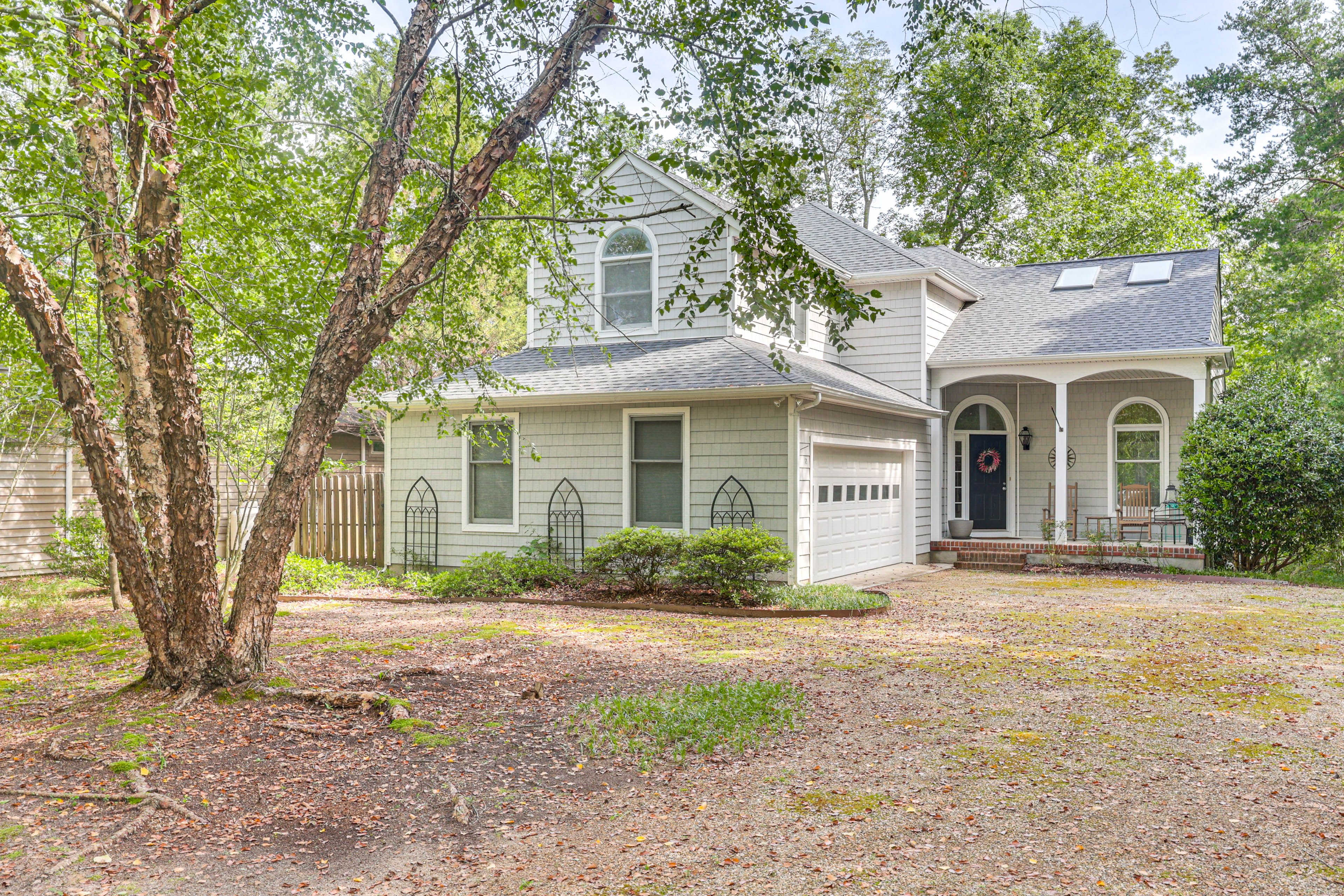 Parking | Garage (1 Vehicle) | Driveway (6 Vehicles)